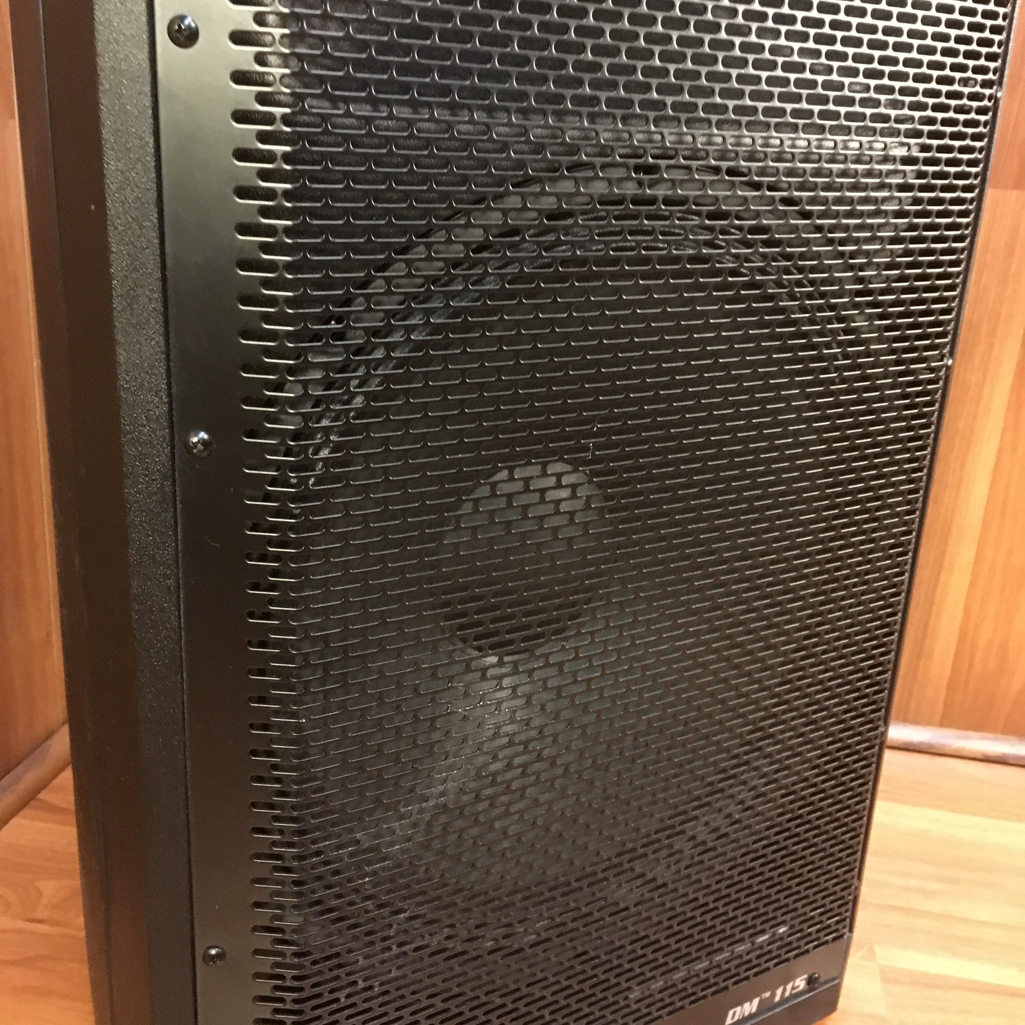 Peavey Dark Matter 115 660W 15in Powered Speaker