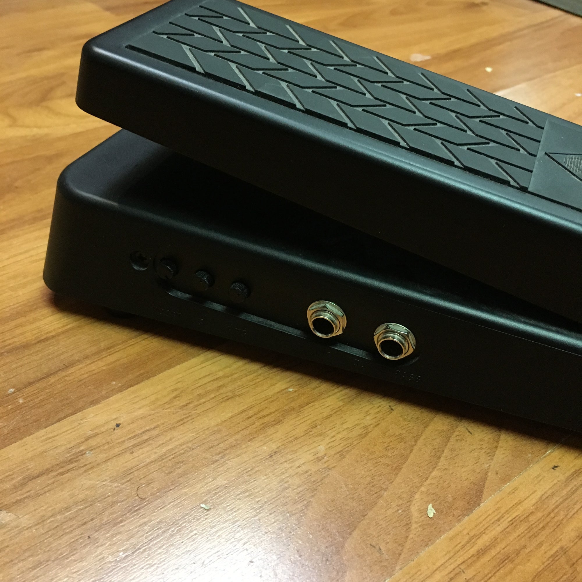 Behringer Hellbabe Wah Pedal - Evolution Music