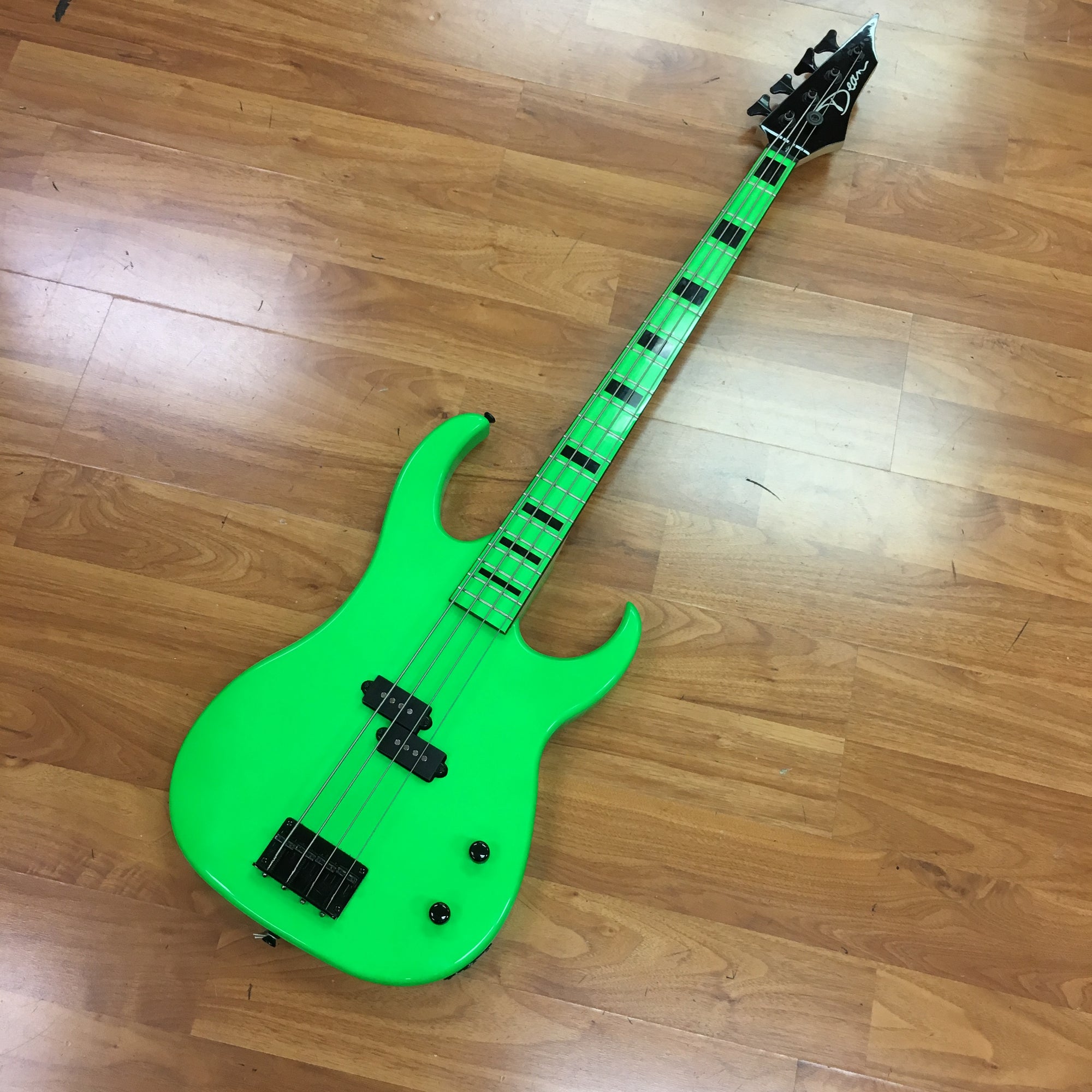Dean Custom Zone Bass Nuclear Green