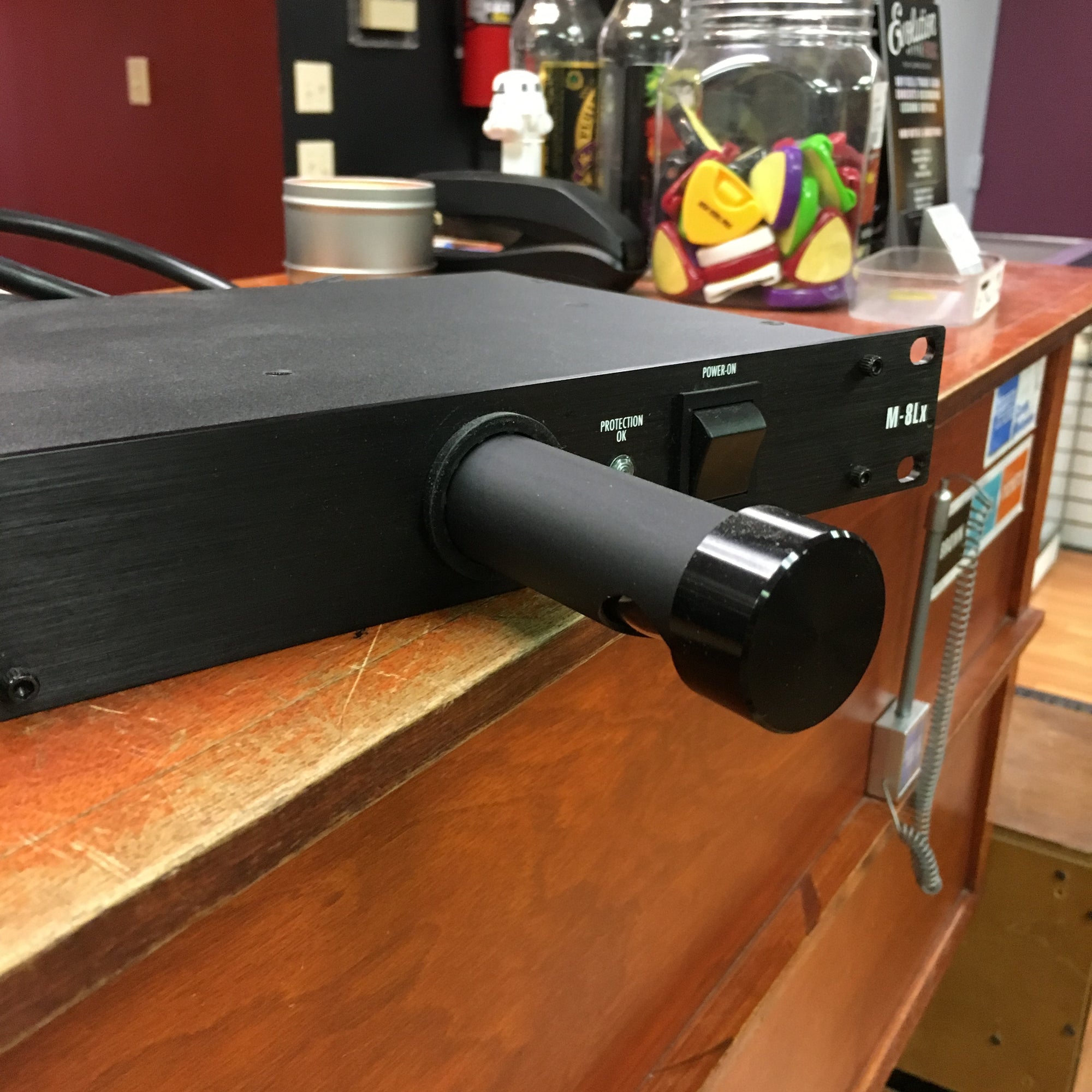 Furman M-8LX Power Conditioner - Evolution Music