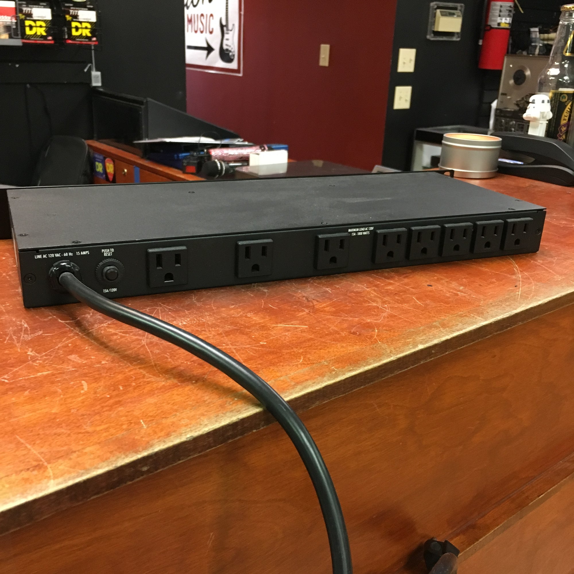 Furman M-8LX Power Conditioner - Evolution Music