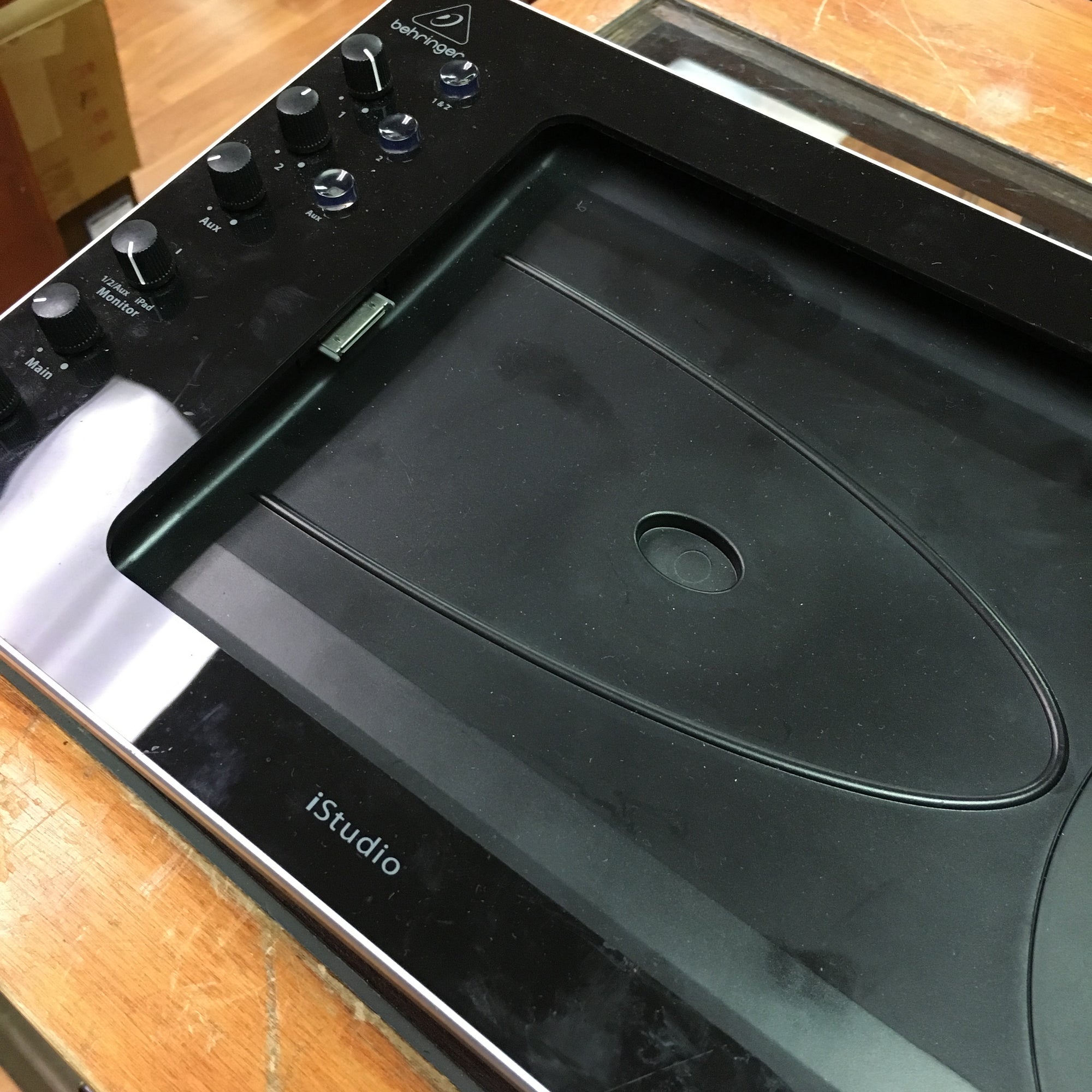 Behringer iStudio IS202 iPad Interface