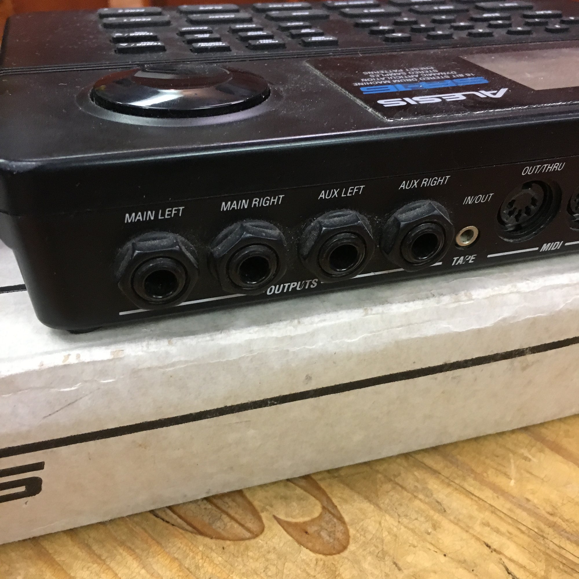 Alesis Sr-16 16 Bit Stereo Drum Machine