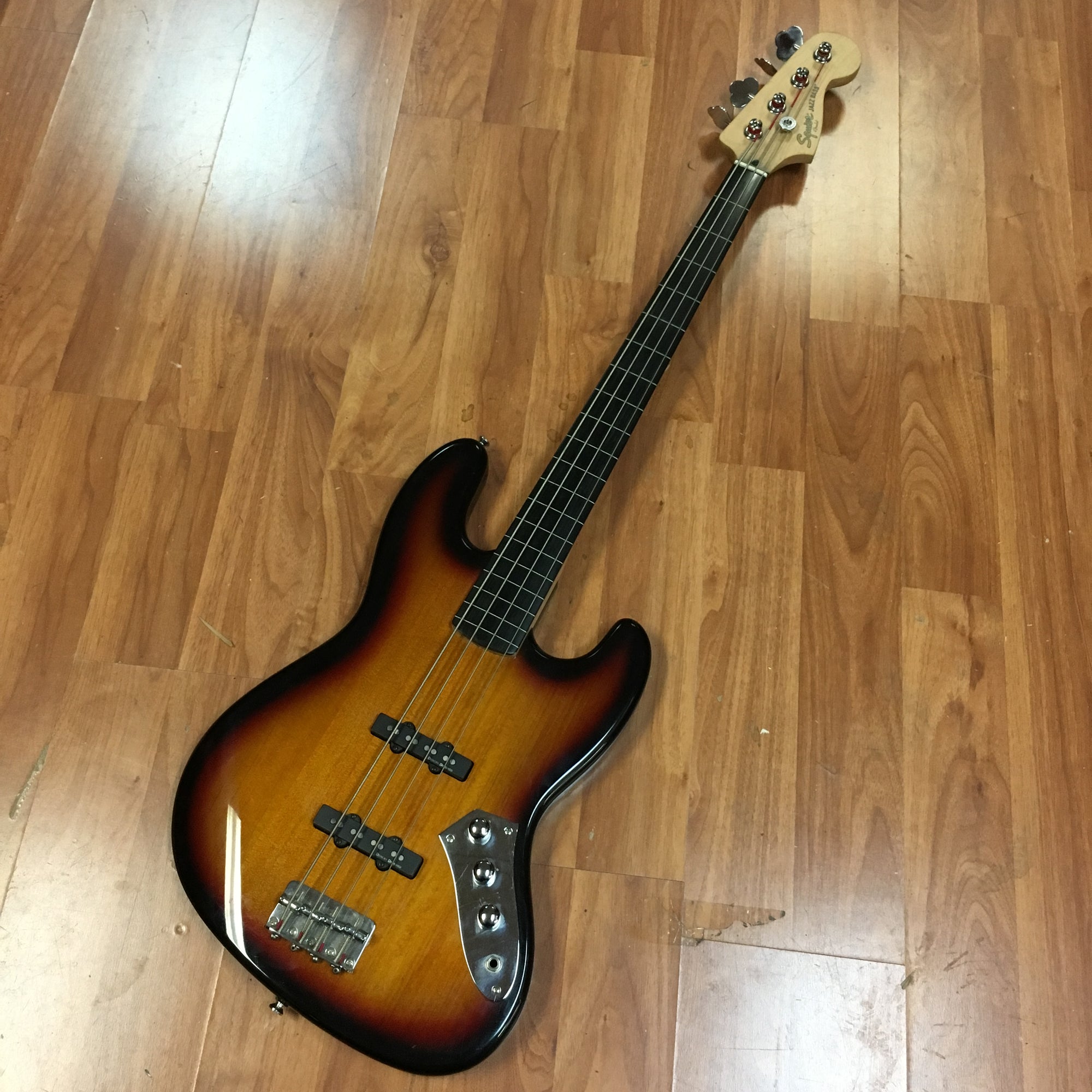 【10439】 Squier Fretless Jazz Bass Amazon.com: Squier Classic Vibe 60s Jazz Bass, 3-Color