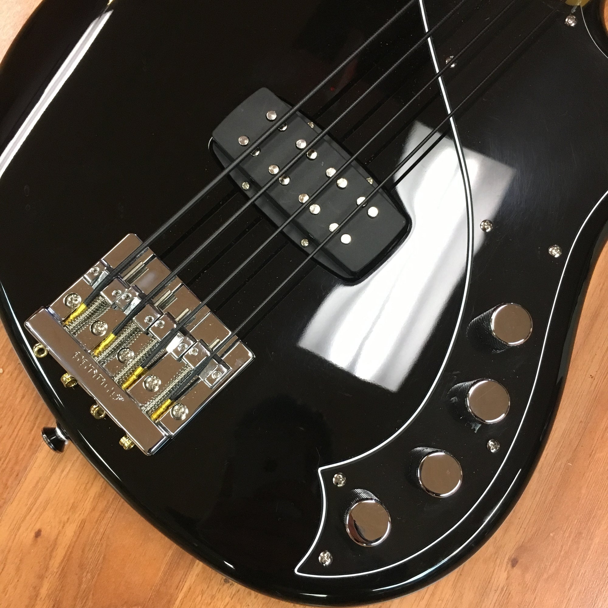 Squier Deluxe Dimension Bass, Black - Evolution Music