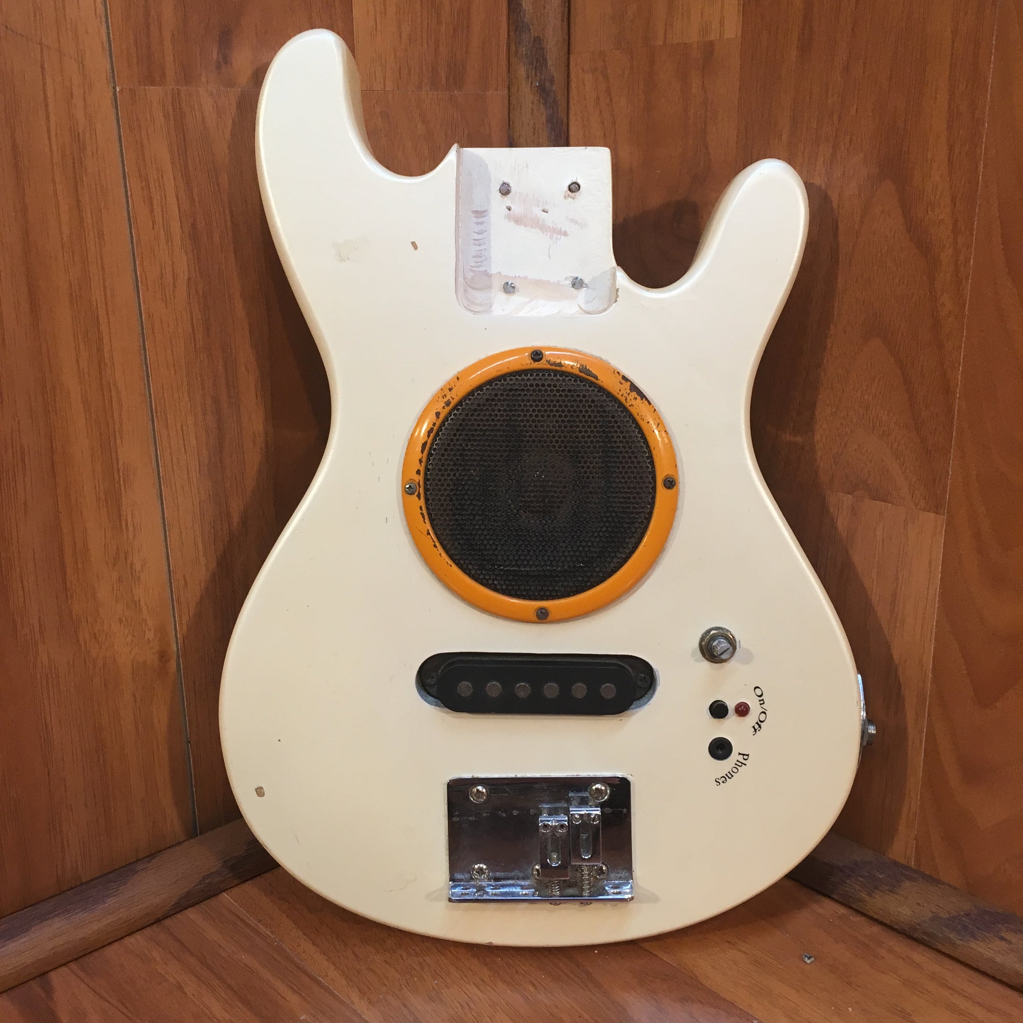 Guitar Body with Speaker