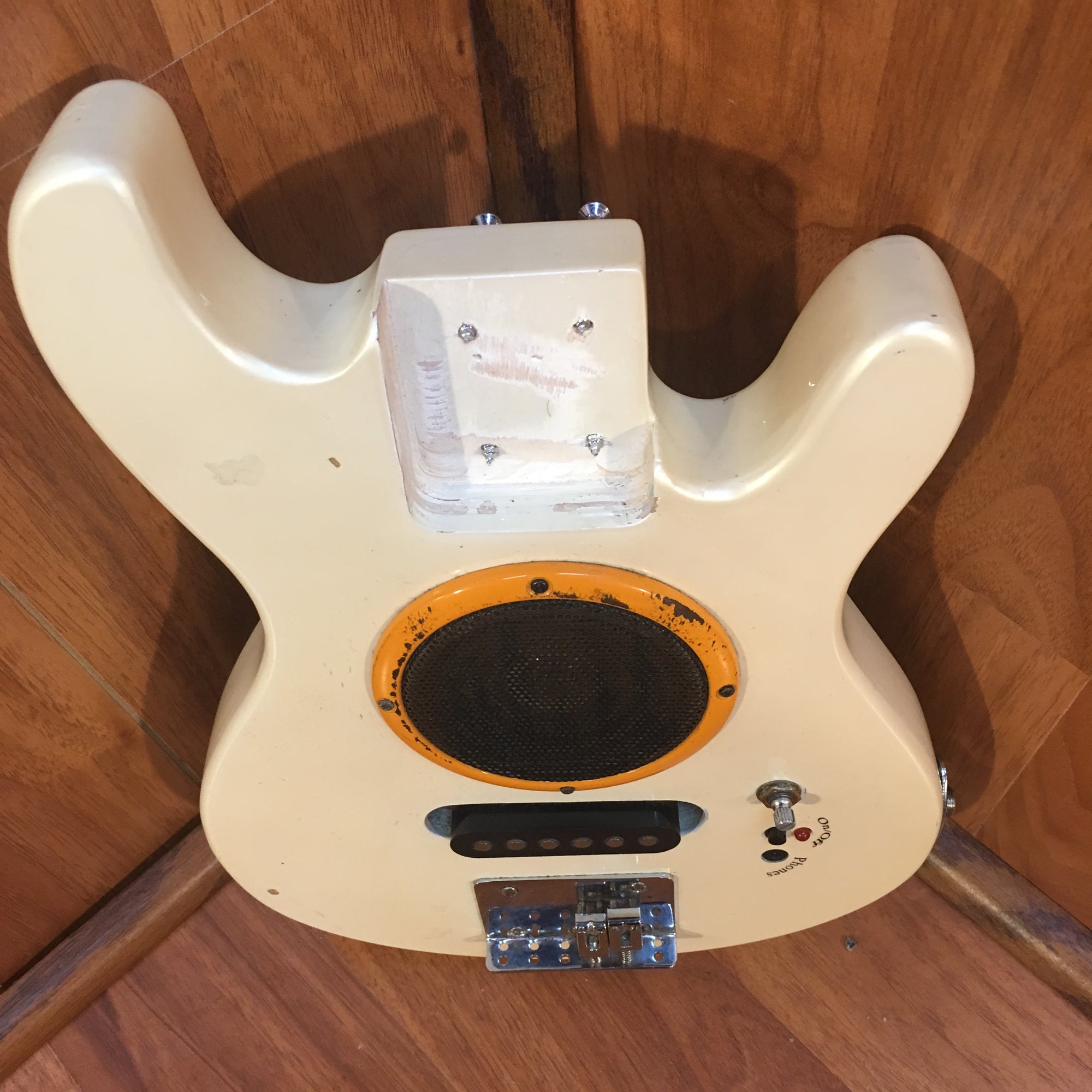 Guitar Body with Speaker