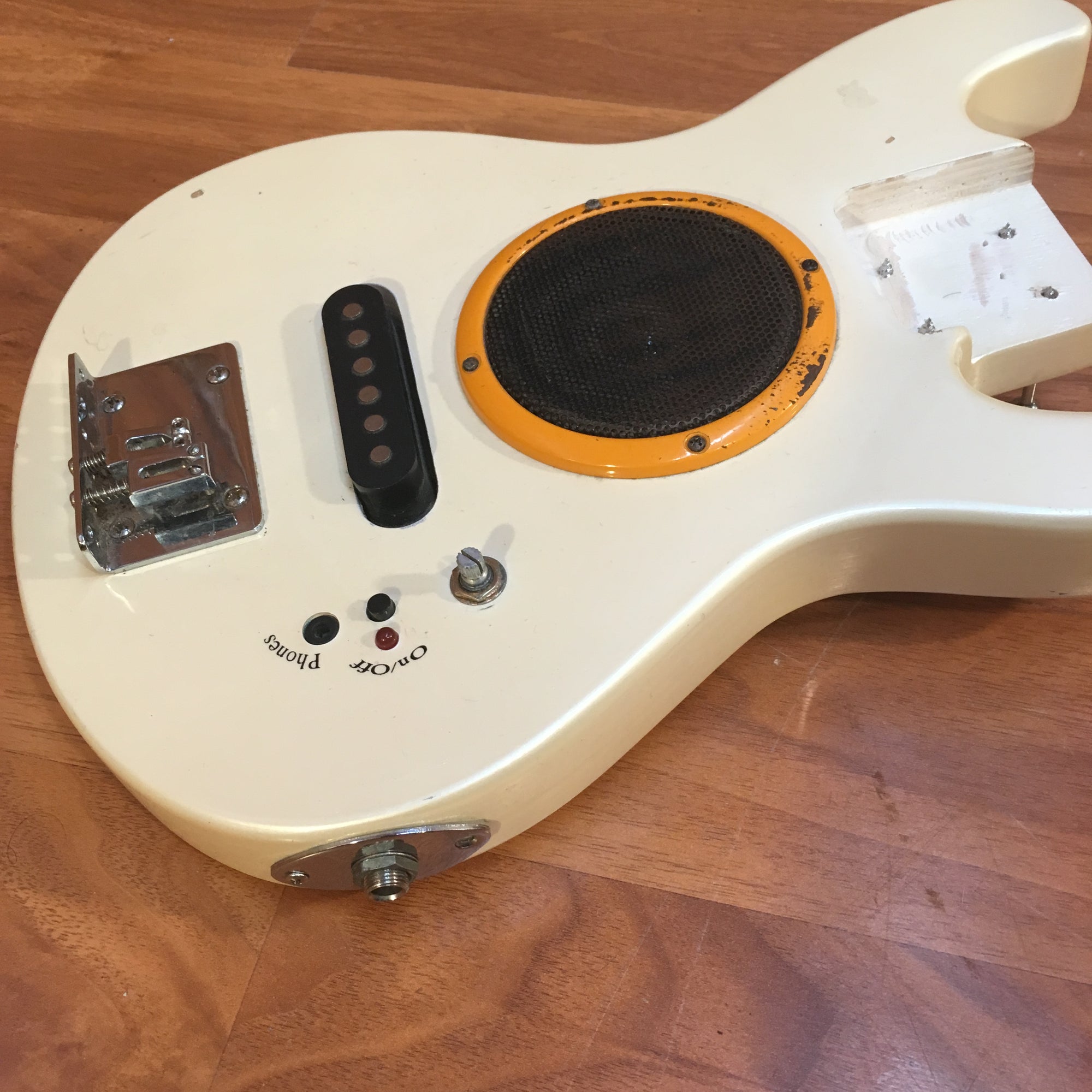 Guitar Body with Speaker