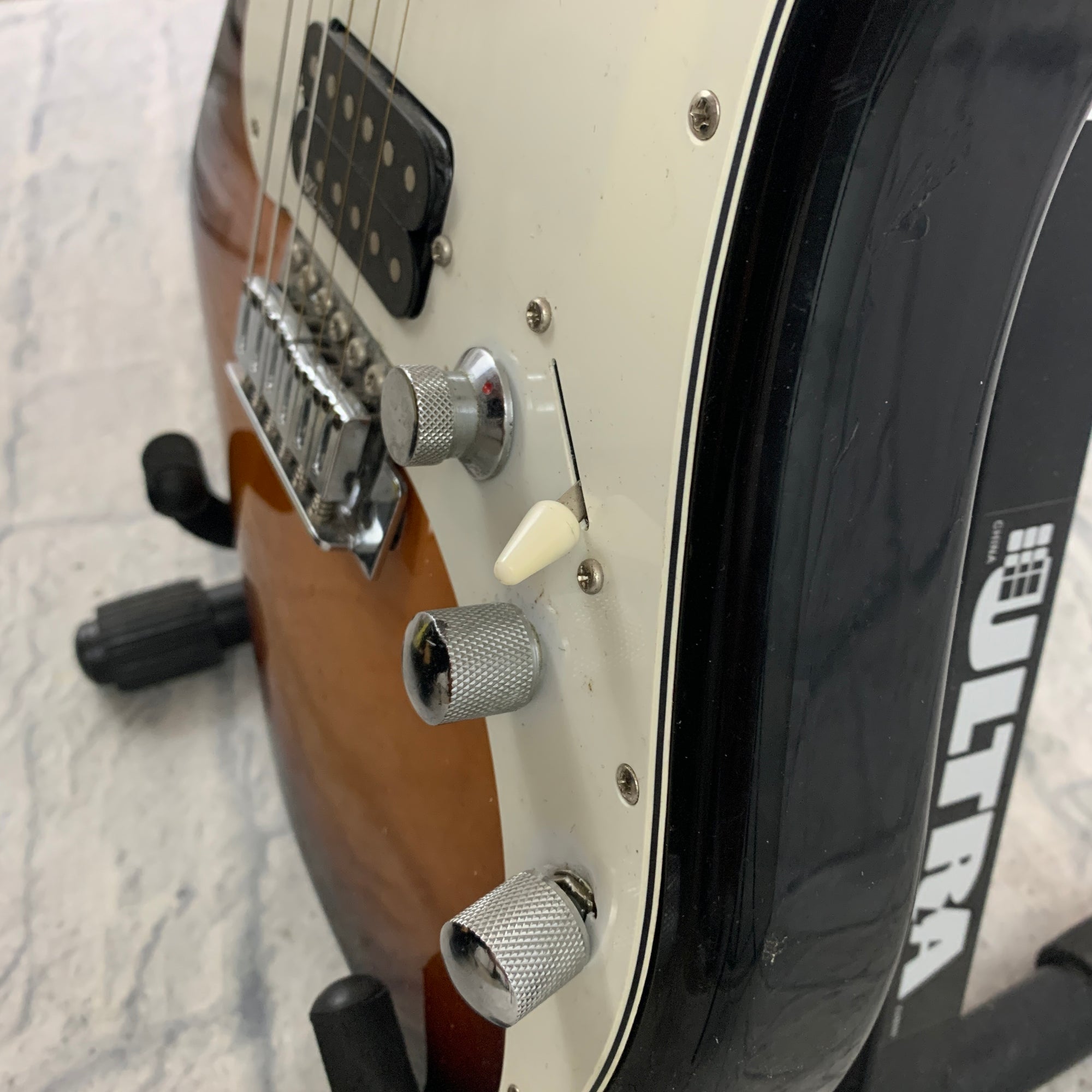 AXL Fat Strat HSS Solidbody Electric Guitar Sunburst