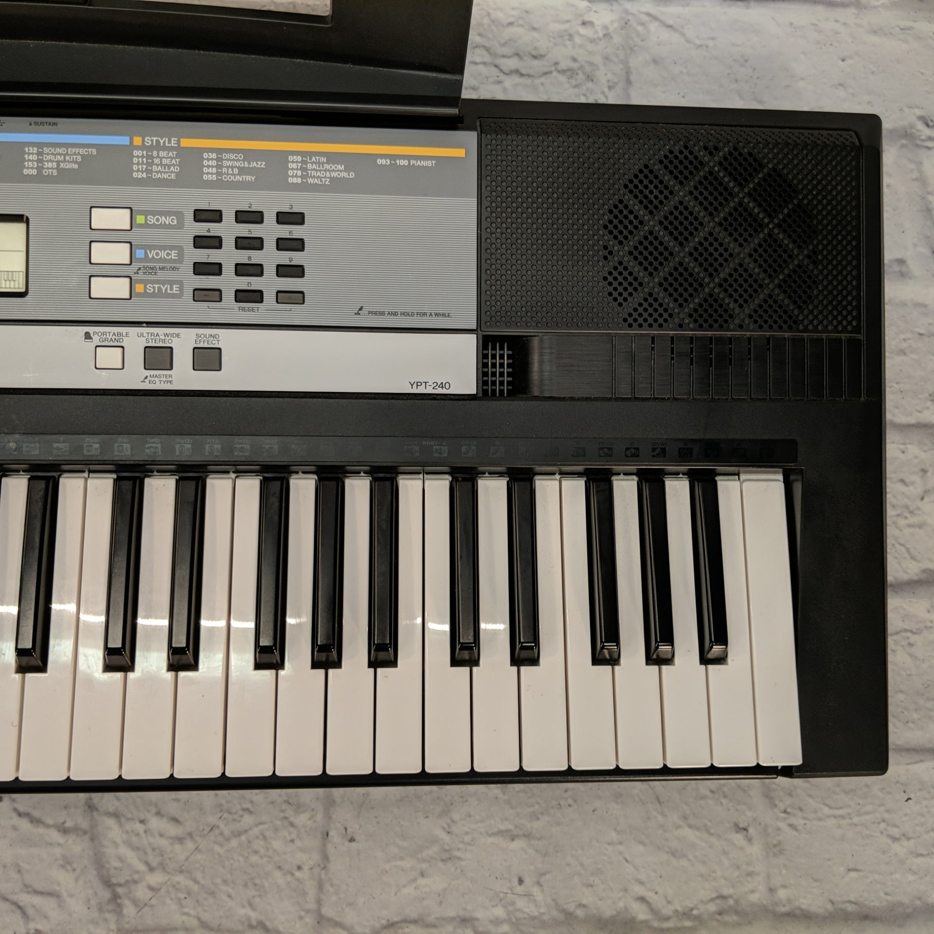 Yamaha YPT240 61-Key Portable Keyboard with USB