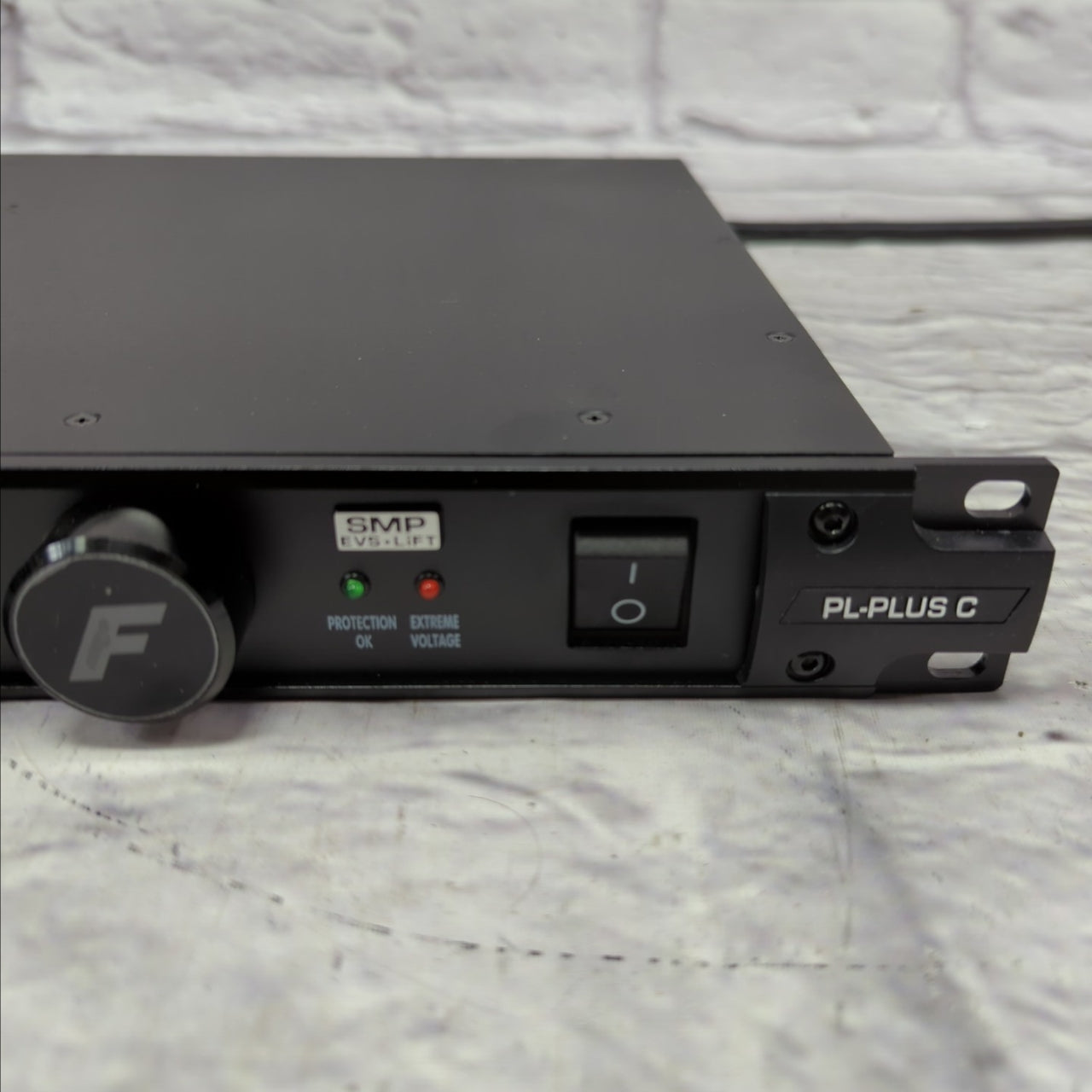 Furman PL-PLUS C Power Conditioner w/ Voltmeter