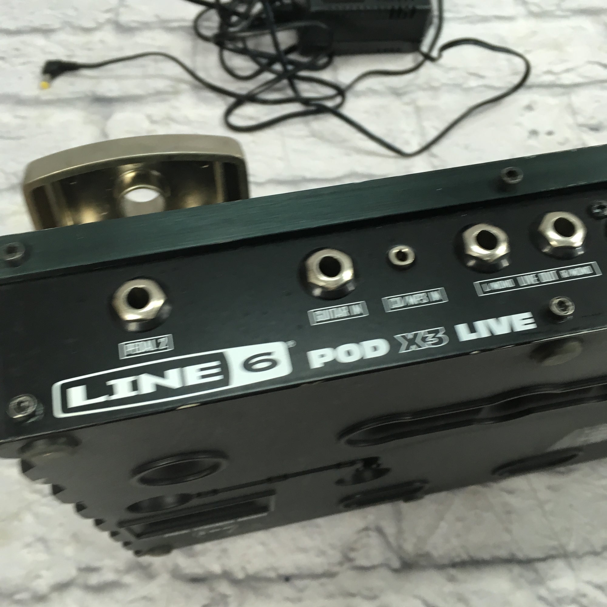 Line 6 Pod X3 Live Multi-Effects Pedal with Power Supply