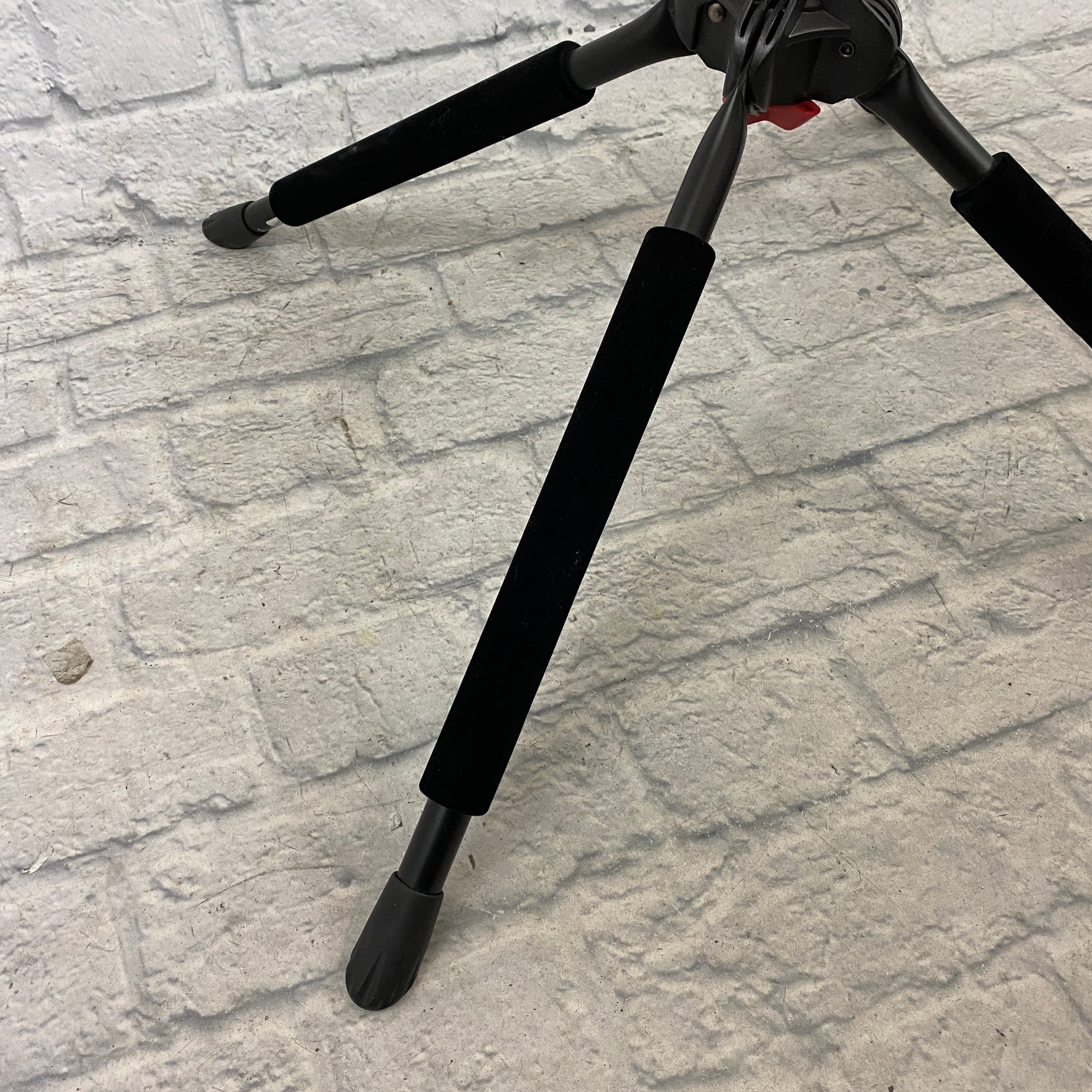 Ultimate Support GS-102 Genesis Series Double Guitar Stand