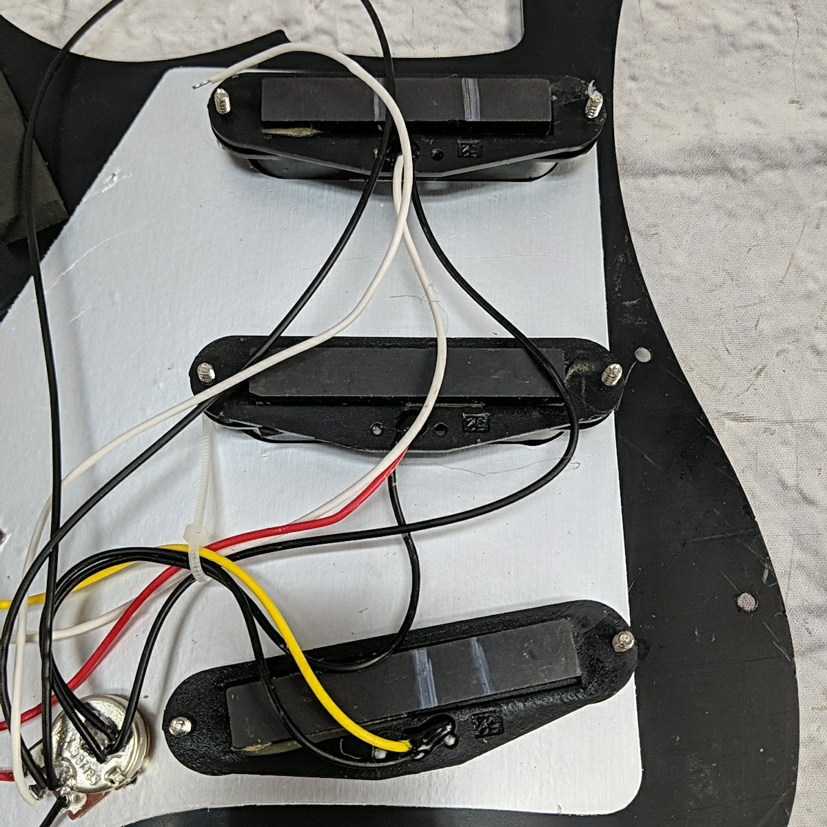 Unknown Loaded Stratocaster S-S-S Pickguard Black