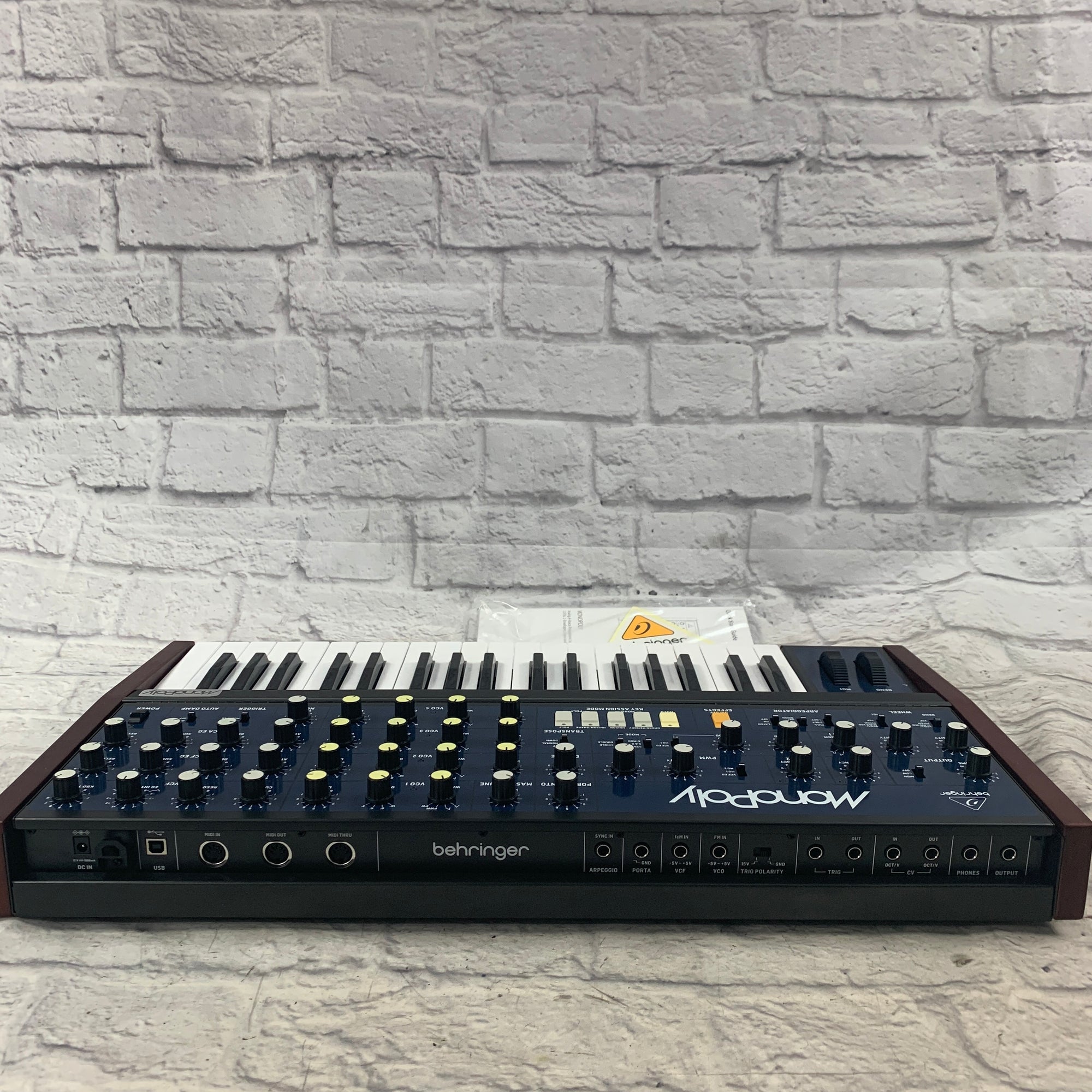 Behringer Mono / Poly Analog Synthesizer Evolution Music
