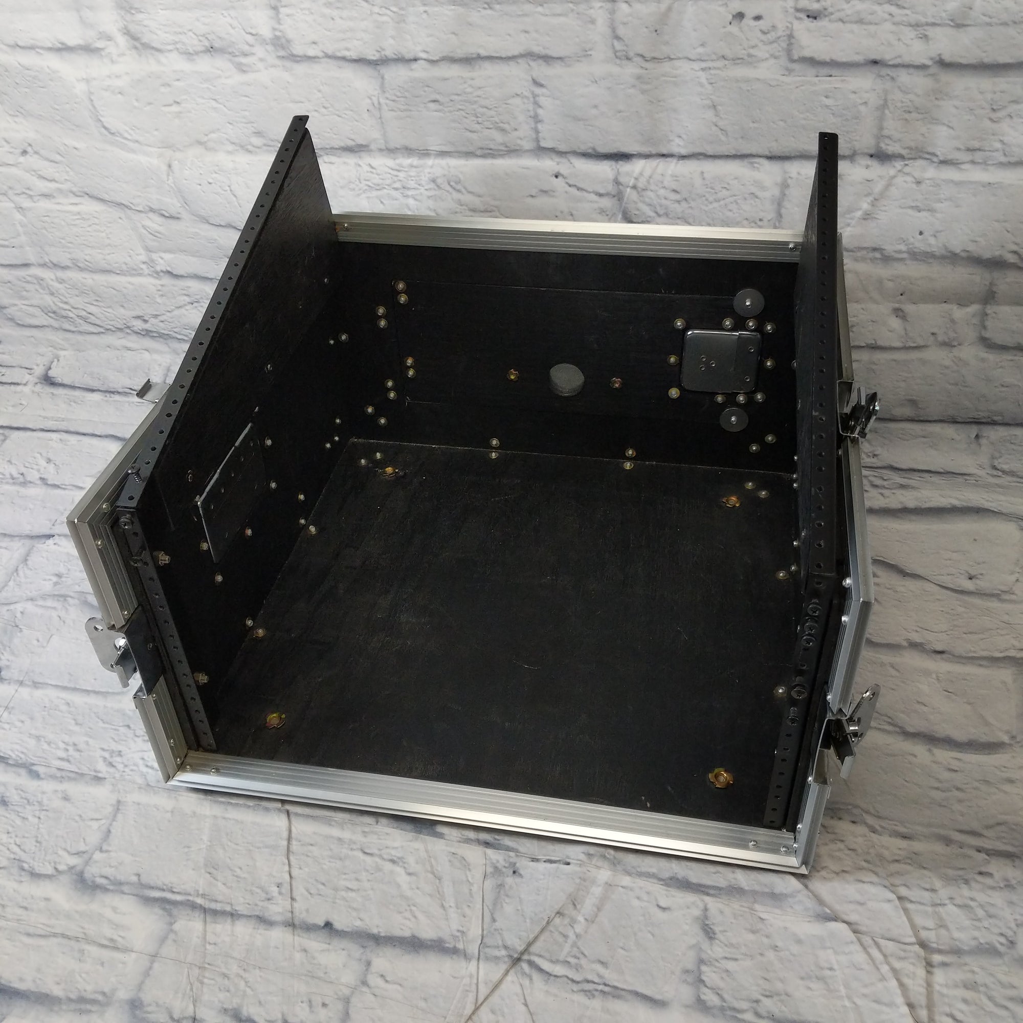 Road Ready RRM4U Slant Mixer Rack Case 10 X 4 Spaces