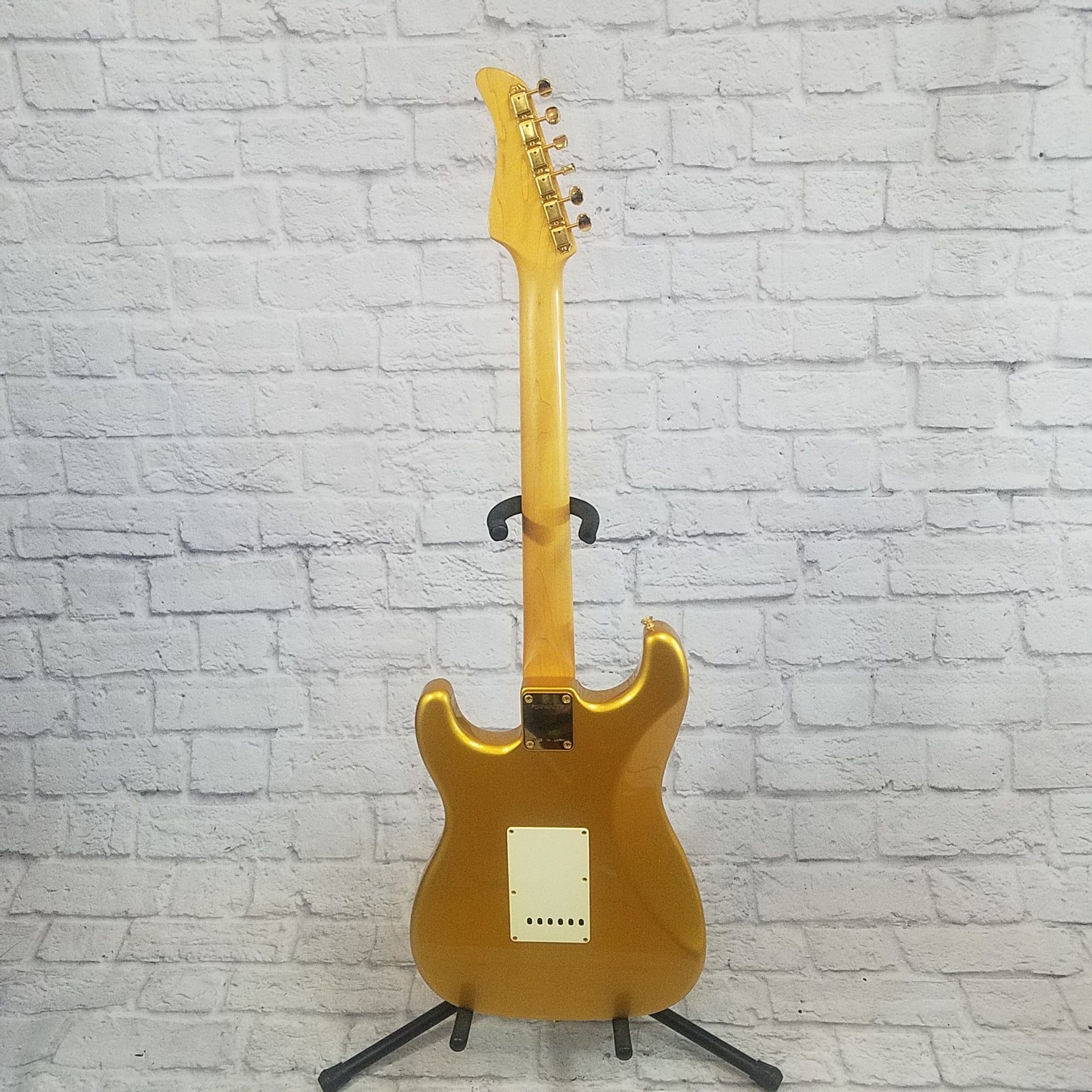 Fernandes Stratocaster Copy With Molded Hardcase
