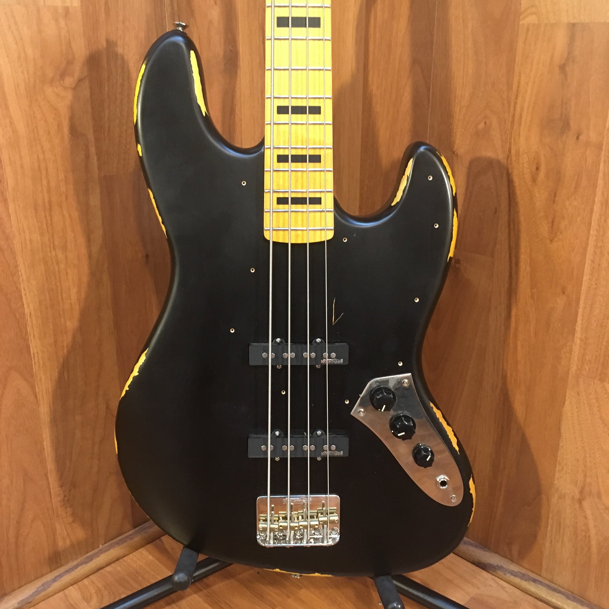 ** Vintage Icon V74MRBK Distressed Black Electric Jazz Bass