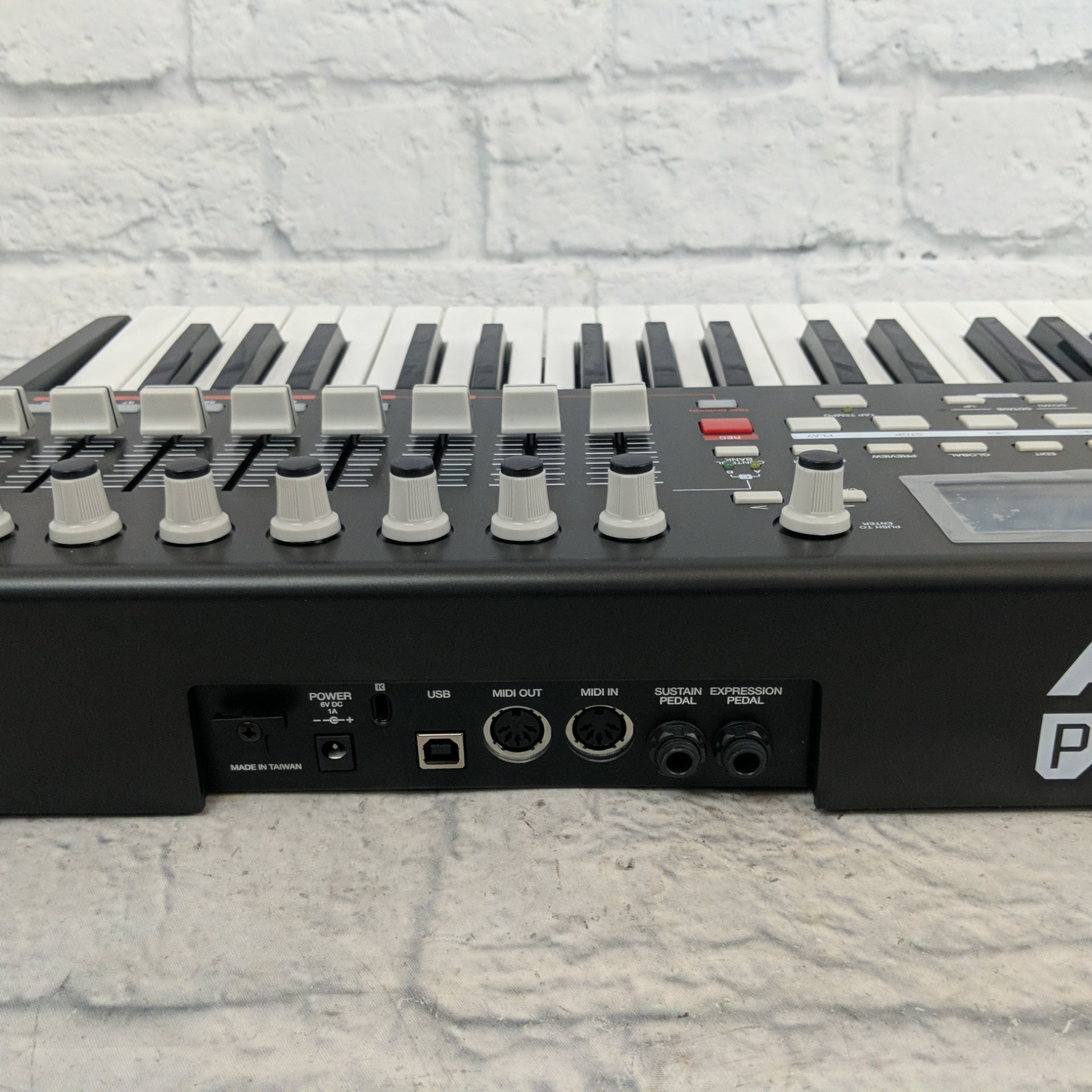 Akai MPK49 MIDI/USB Keyboard Controller with Hardshell Case