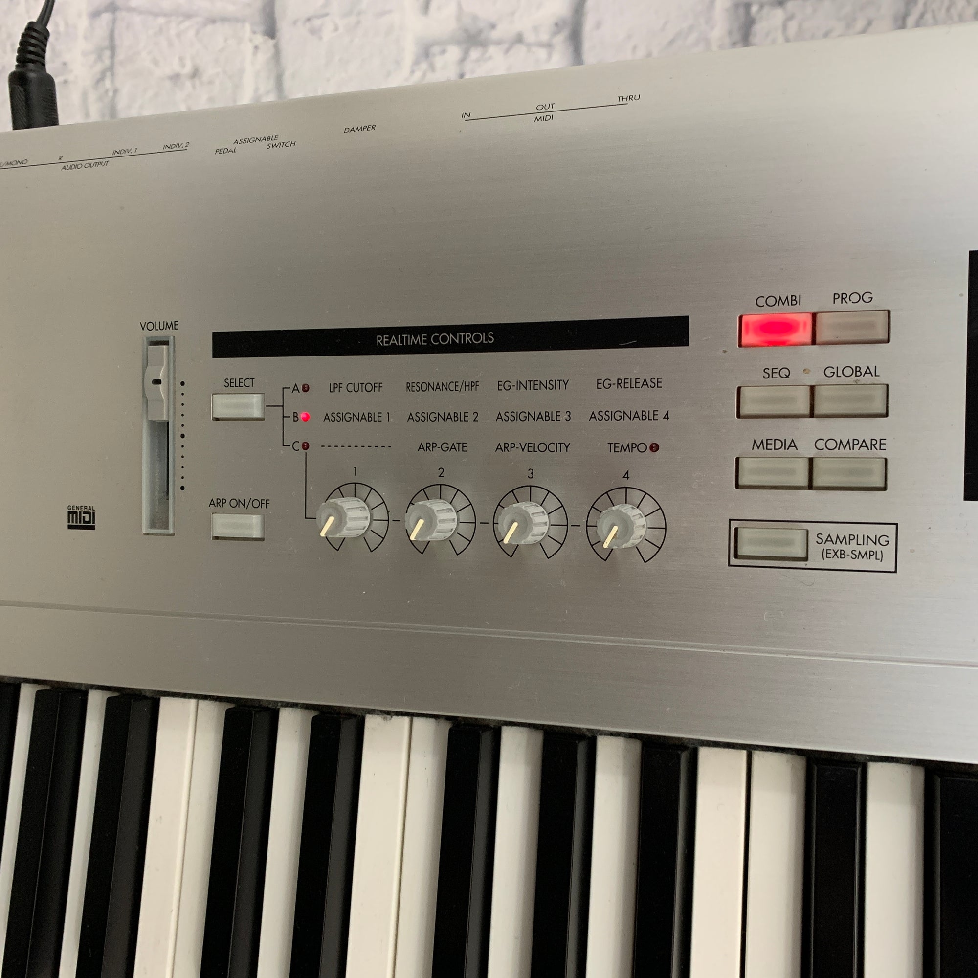 Korg Triton Le Studio Digital Synthesizer Keyboard Sampler 88-Key Workstation with SKB Rolling Hard Case