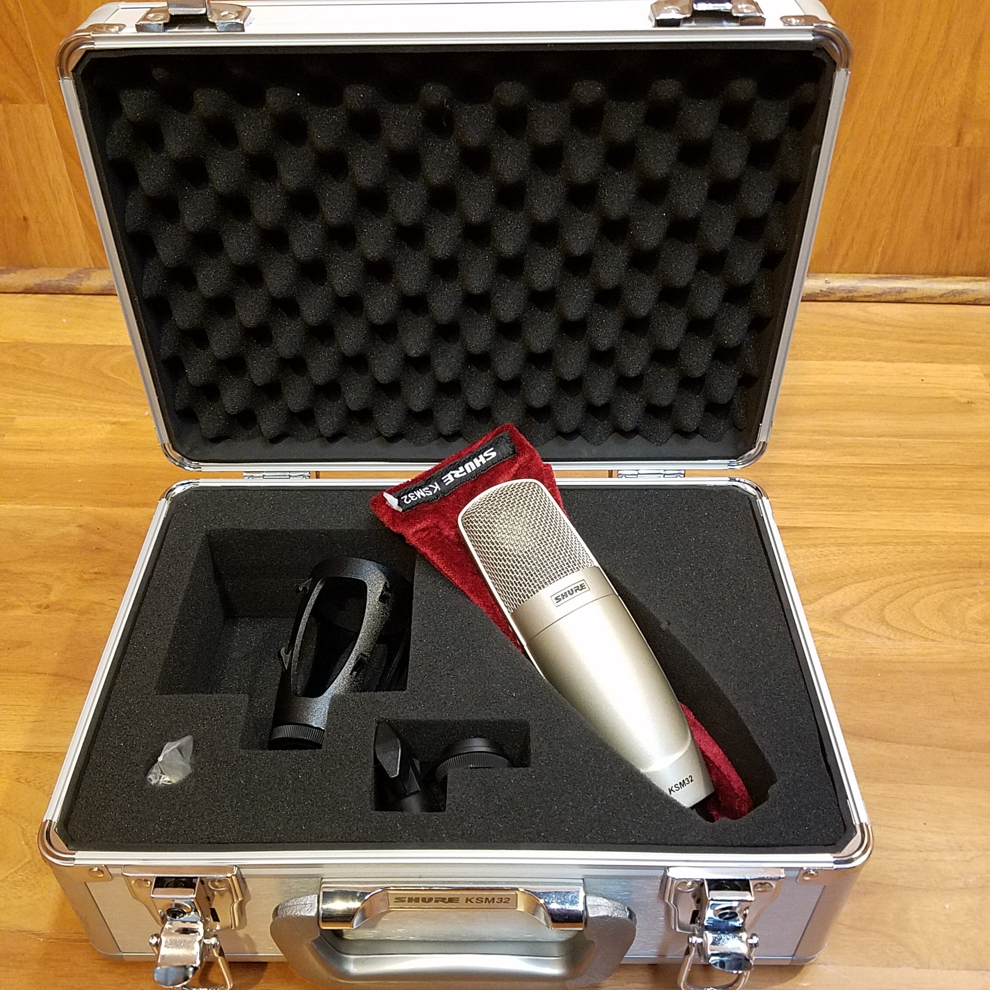 Shure KSM 32 Condenser Microphone w/ accessories