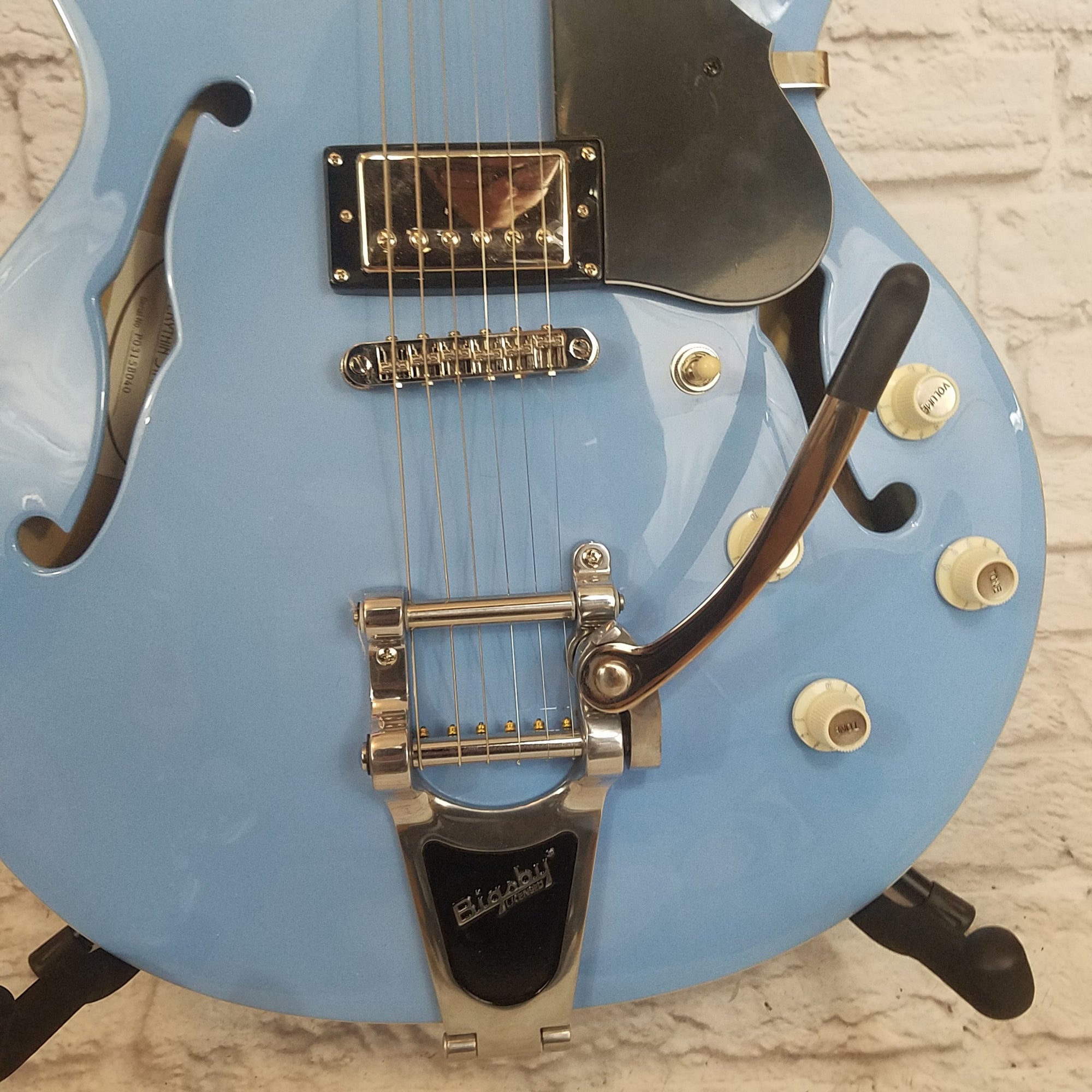 Hofner Contemporary Verythin Semi-Hollow Guitar with Bigsby Powder Blue
