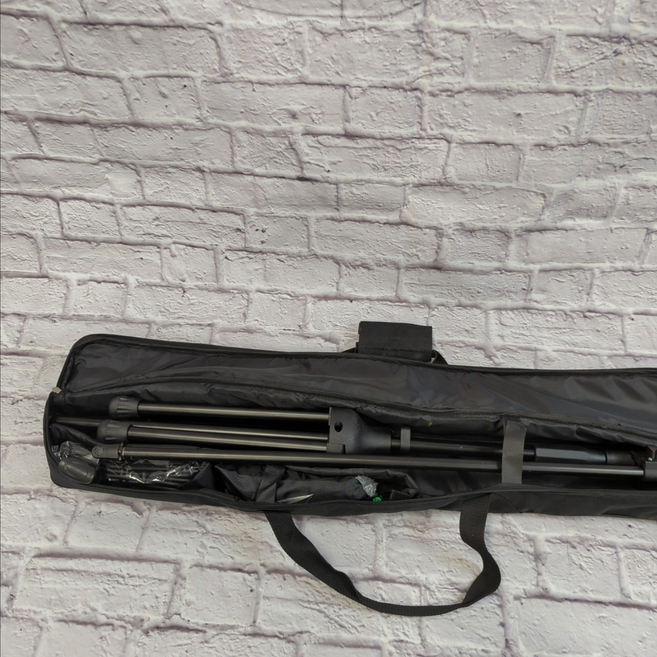 Peavey PV11 Dynamic Microphone, XLR Cable, Boom Microphone Stand Set