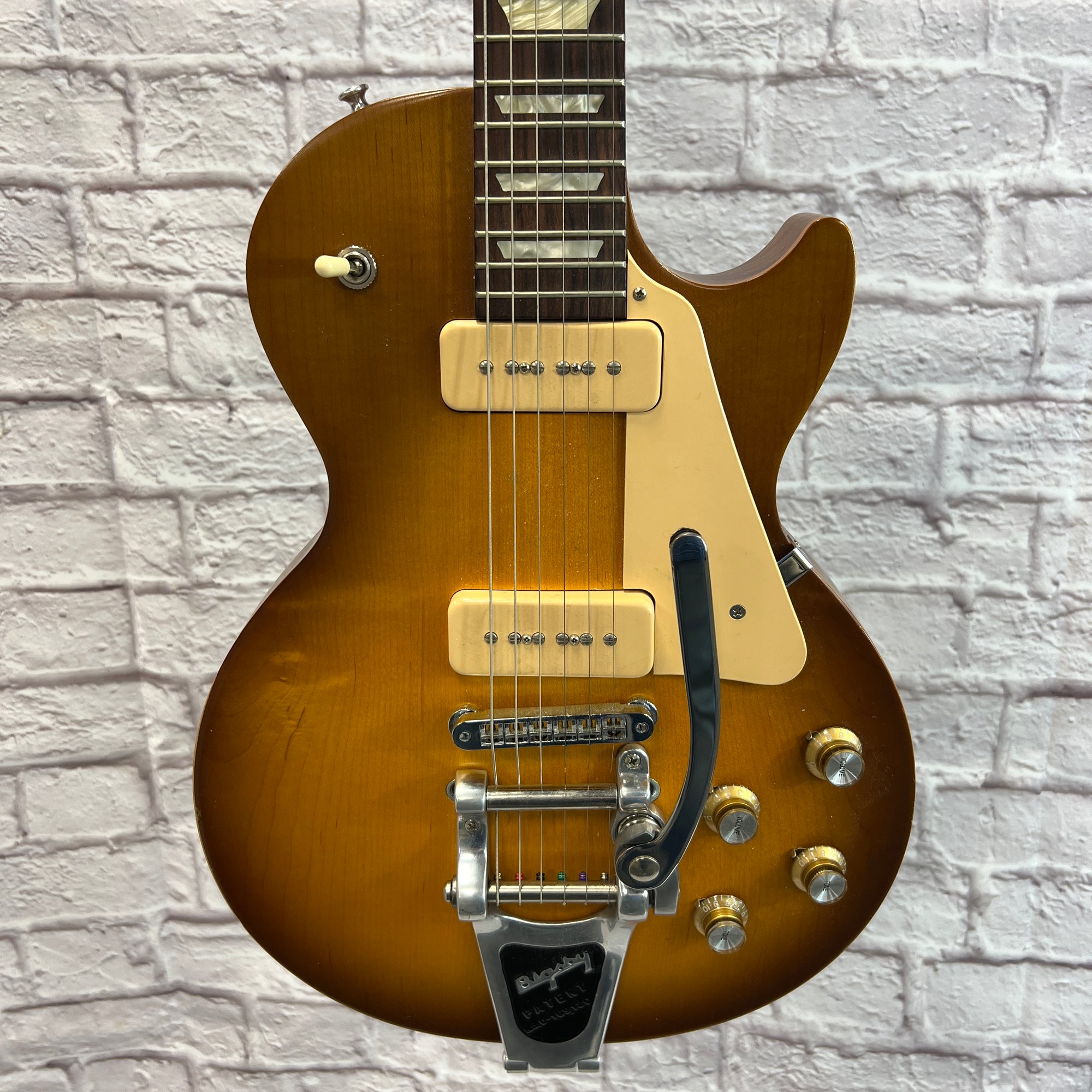 Gibson 2010 50s Tribute Les Paul with Bigsby and Hard Case Gibson 2010 50s Tribute Les Paul with Bigsby and Hard Case
