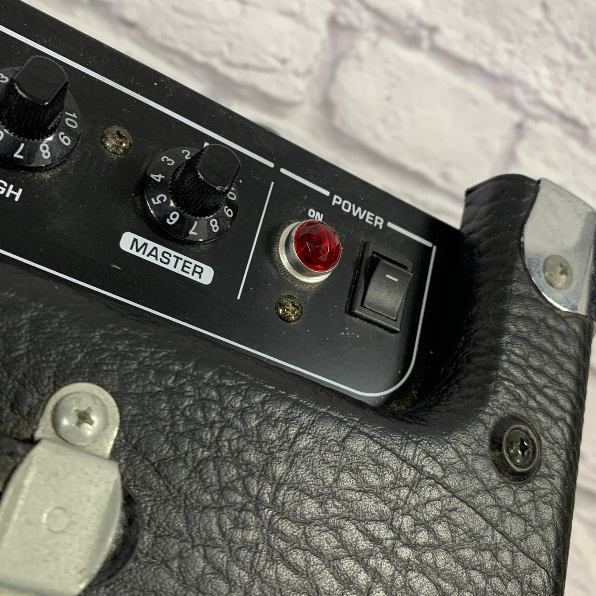 Behringer V-Tone GM110 Analog Modeling Guitar Combo Amp