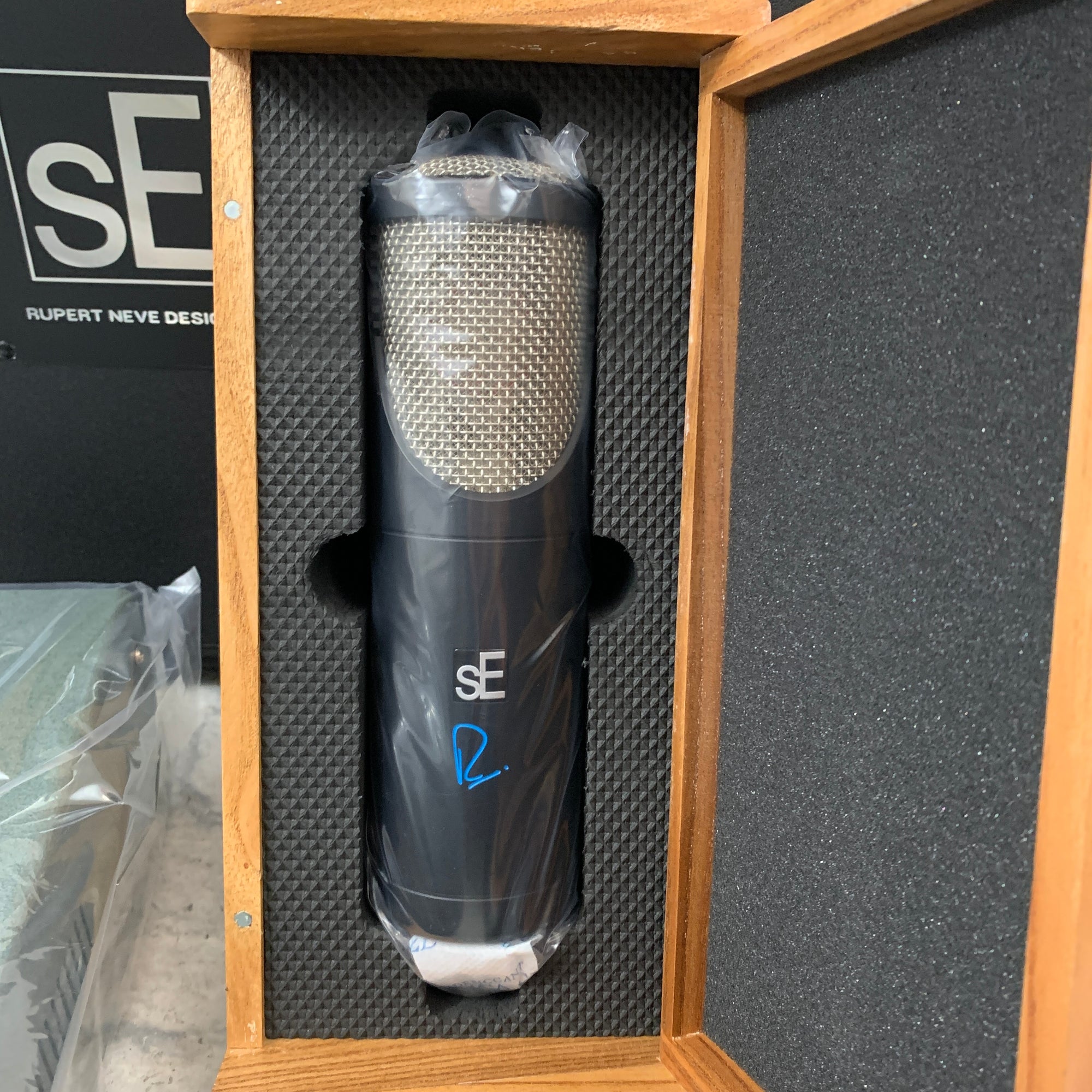 sE Electronics RNT Multi-Pattern Tube Condenser Microphone Rupert Neve