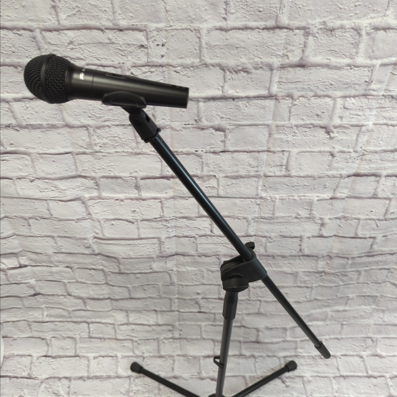 Peavey PV11 Dynamic Microphone, XLR Cable, Boom Microphone Stand Set