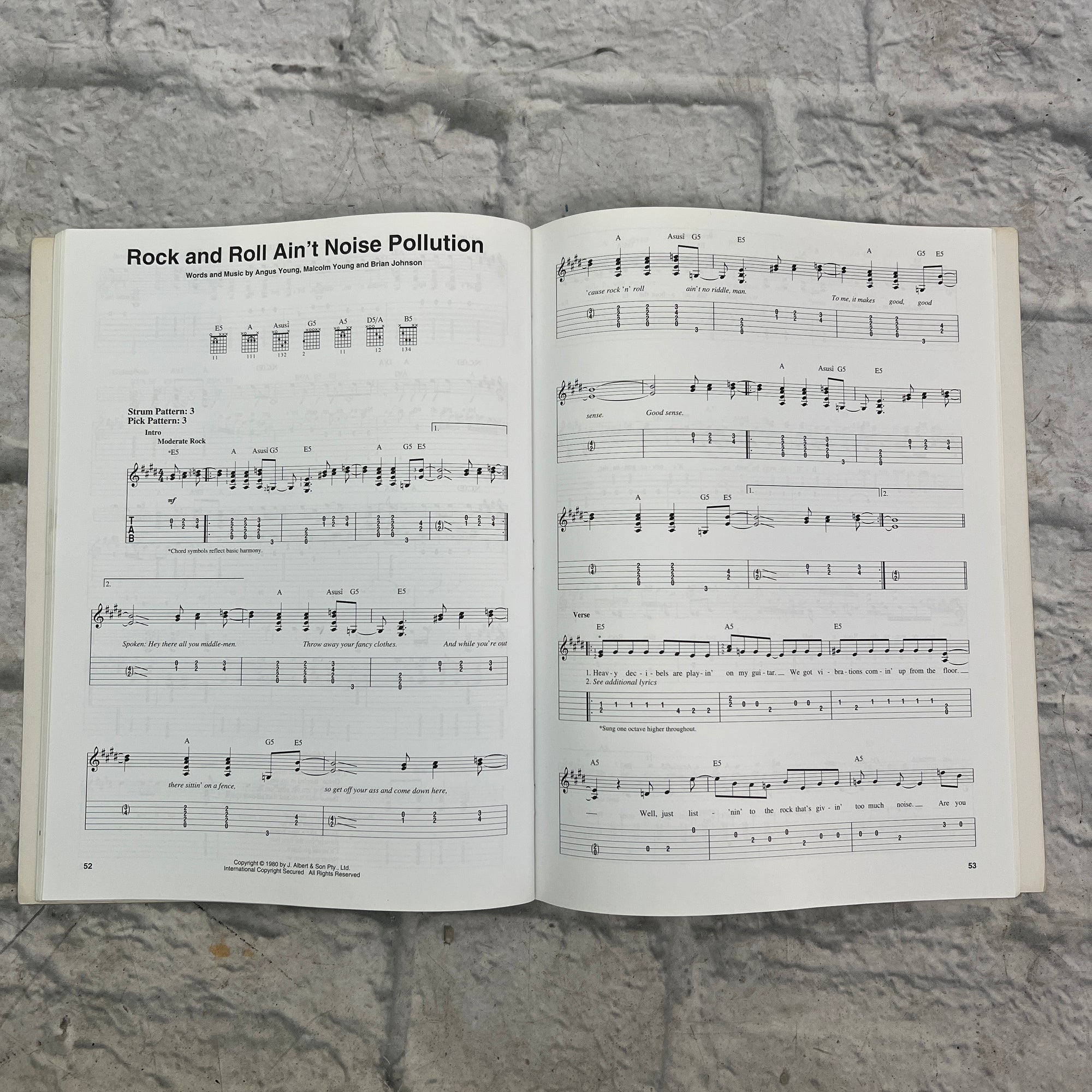 Hal Leonard AC/DC Easy Guitar Riffs and Solos Guitar Book 15 Songs