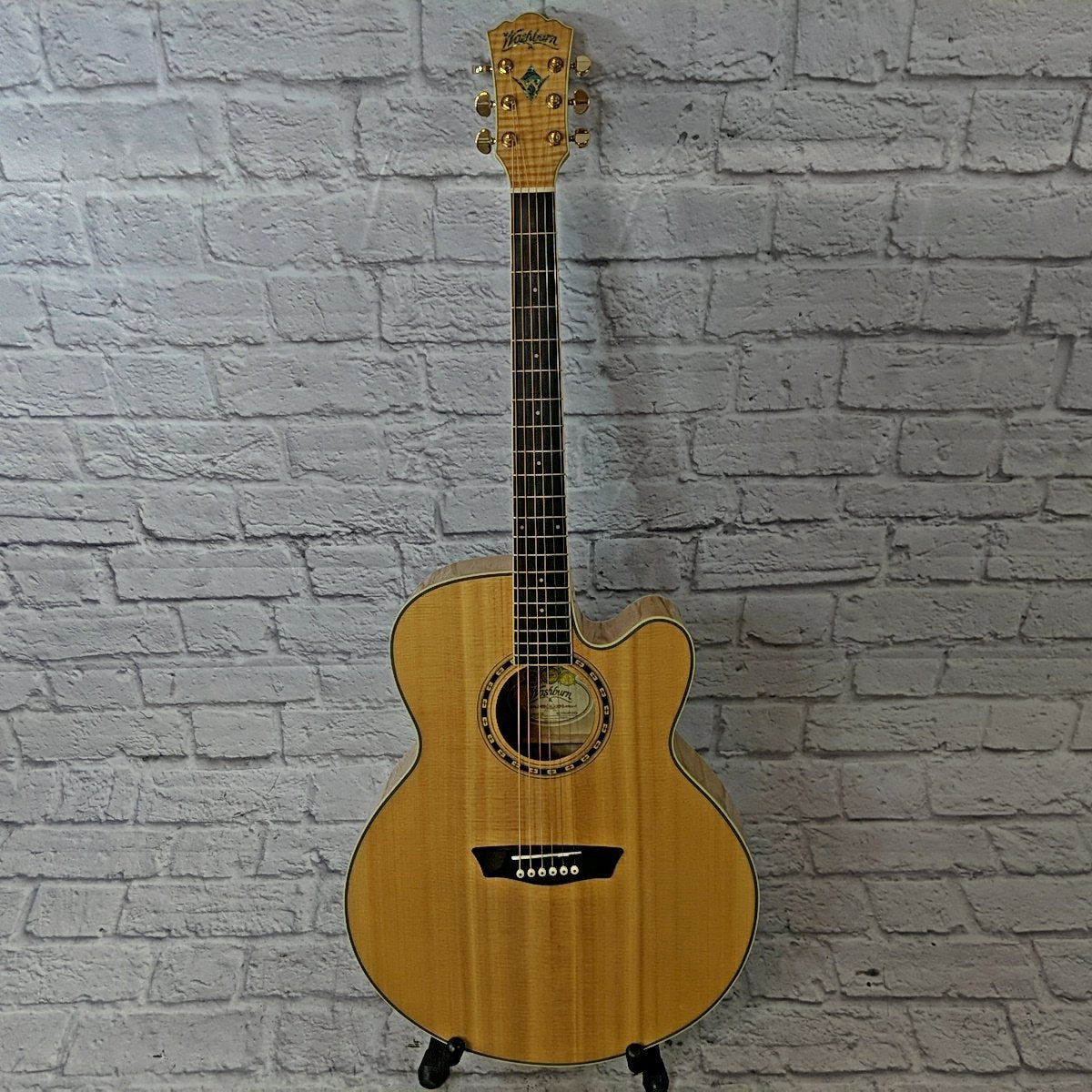 Washburn WJ40SCE Jumbo Acoustic Guitar With Hardshell Case