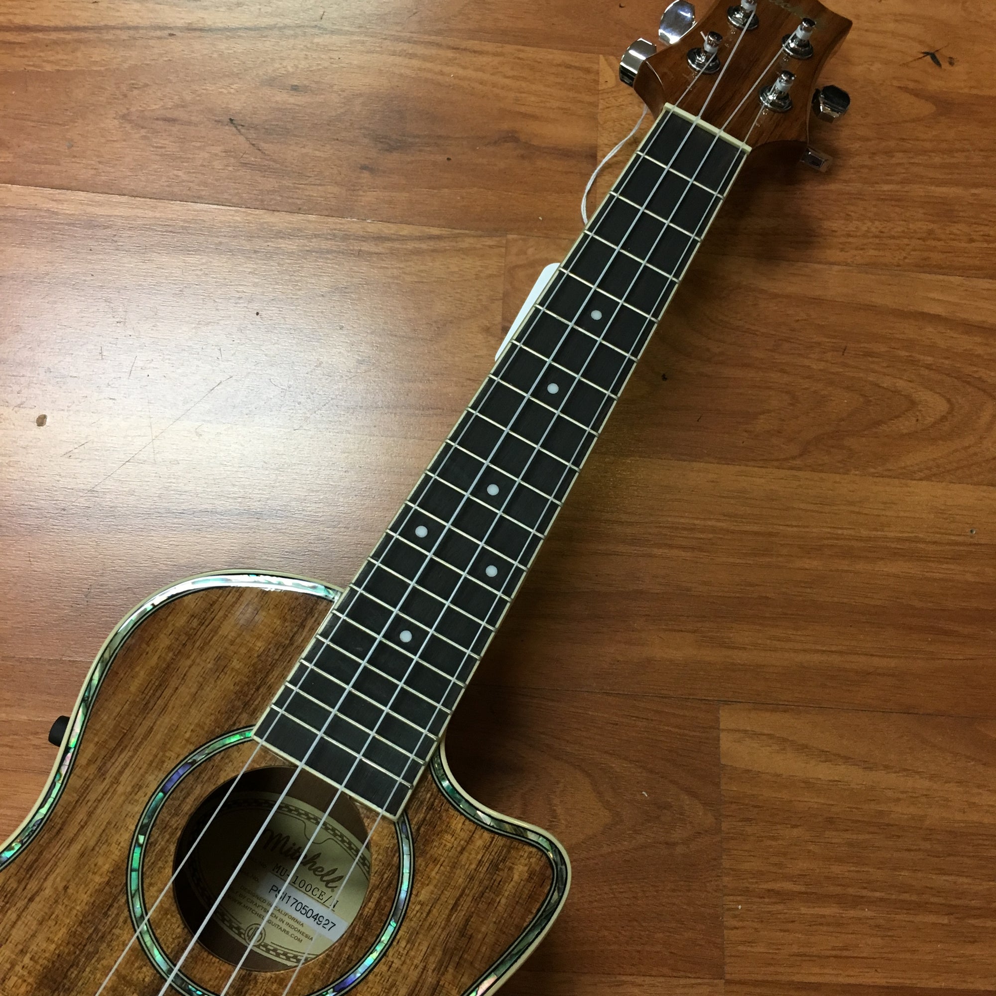 Mitchell MU-100CE Ukulele