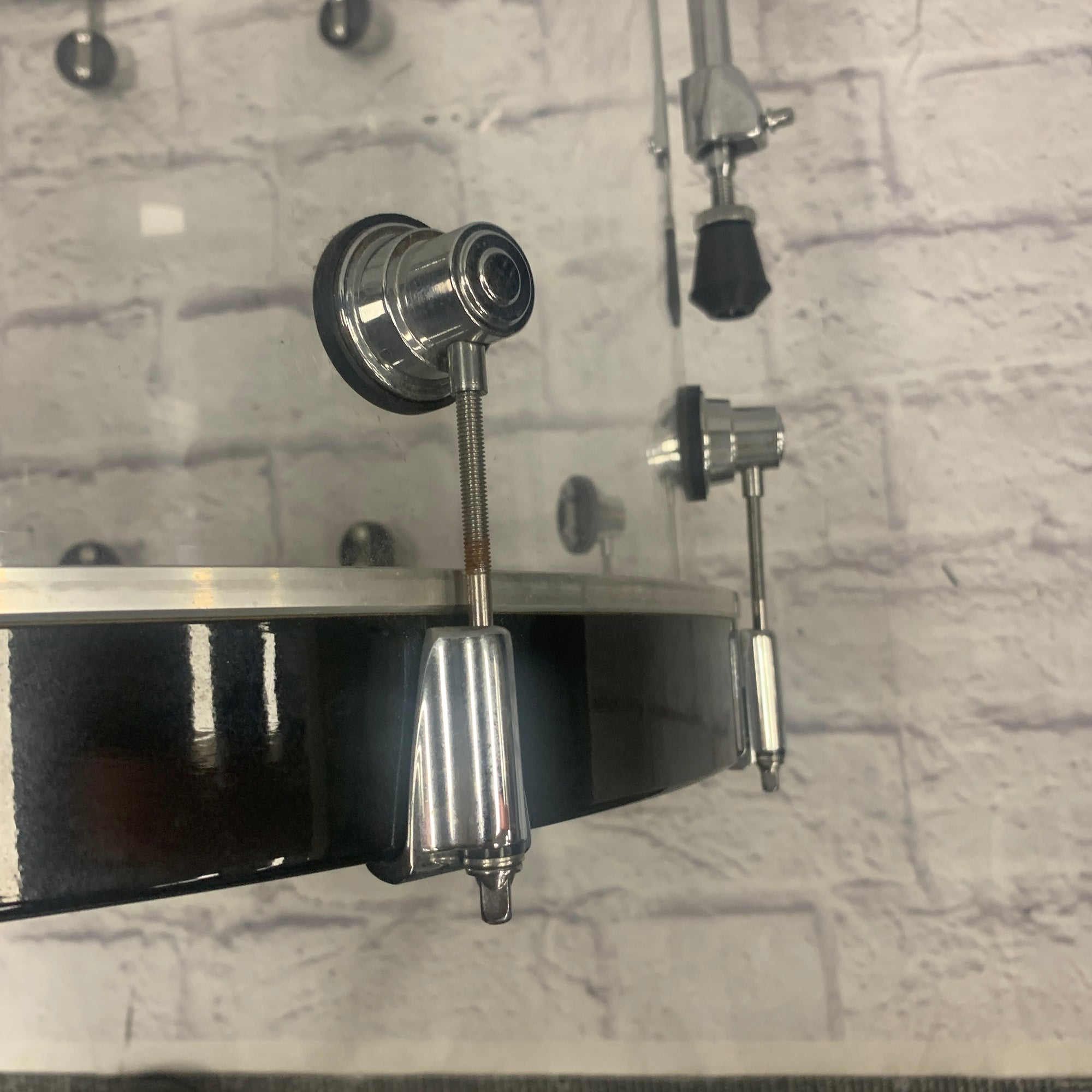DW 22 Design Series Clear Acrylic Kick Drum CRACKED