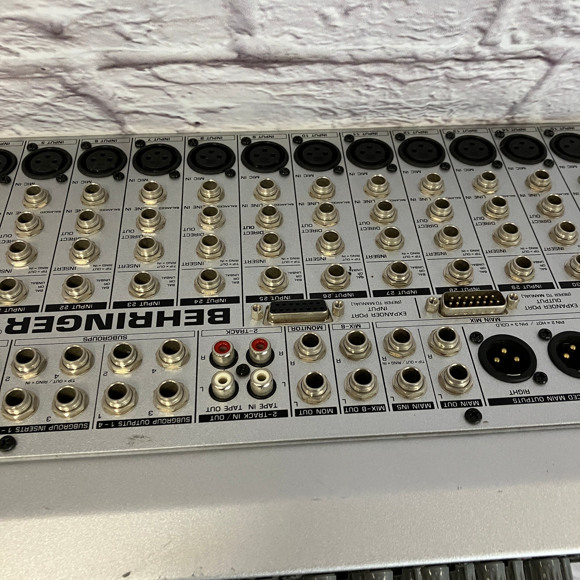 BEHRINGER EURORACK MX3242X ミキサー通電確認 BEHRINGER EURORACK MX3242X ミキサー通電確認 Behringer