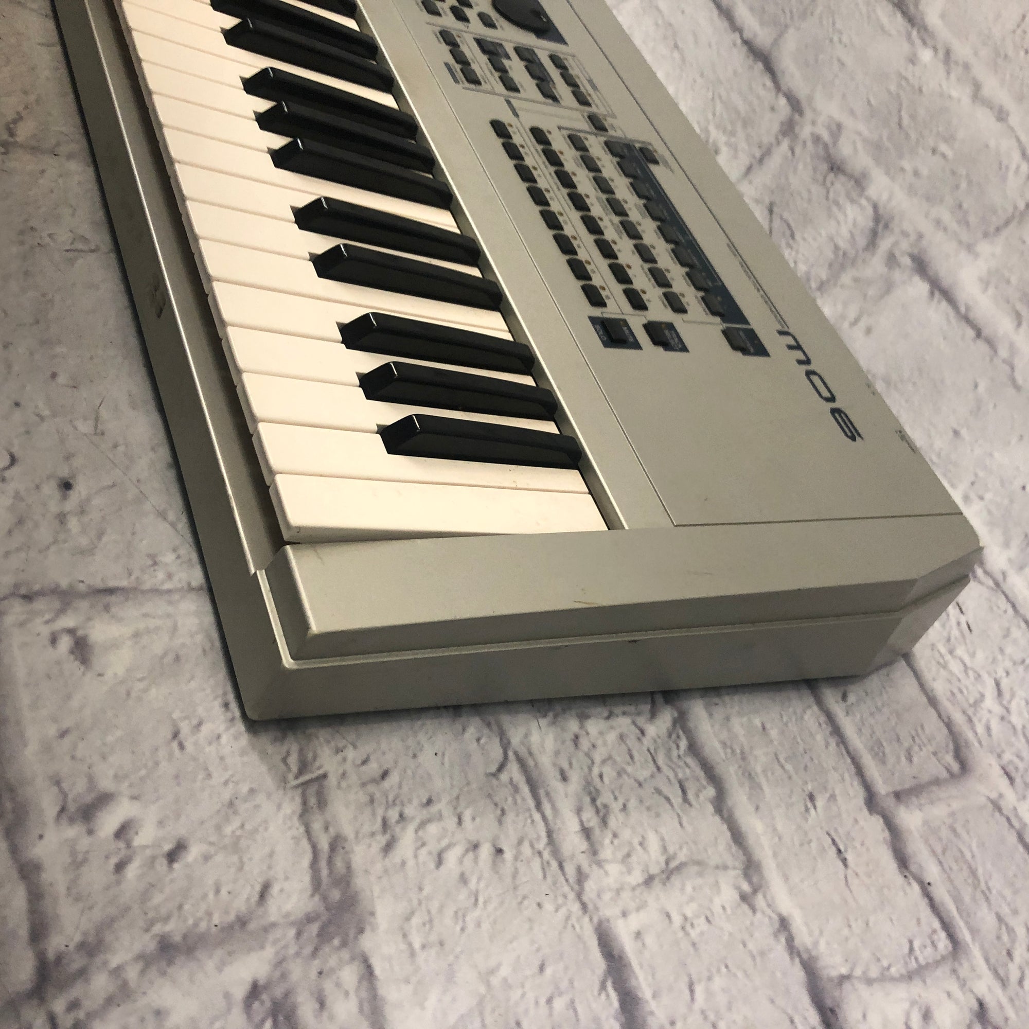 Yamaha MO6 61 Key Synthesizer Workstation - Evolution Music