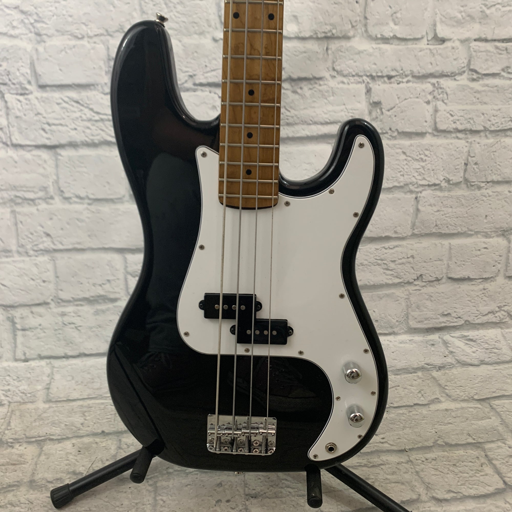 当社の Aria String 4 Neck MIK II Squier w/ Body Bass Precise II Pro ベース