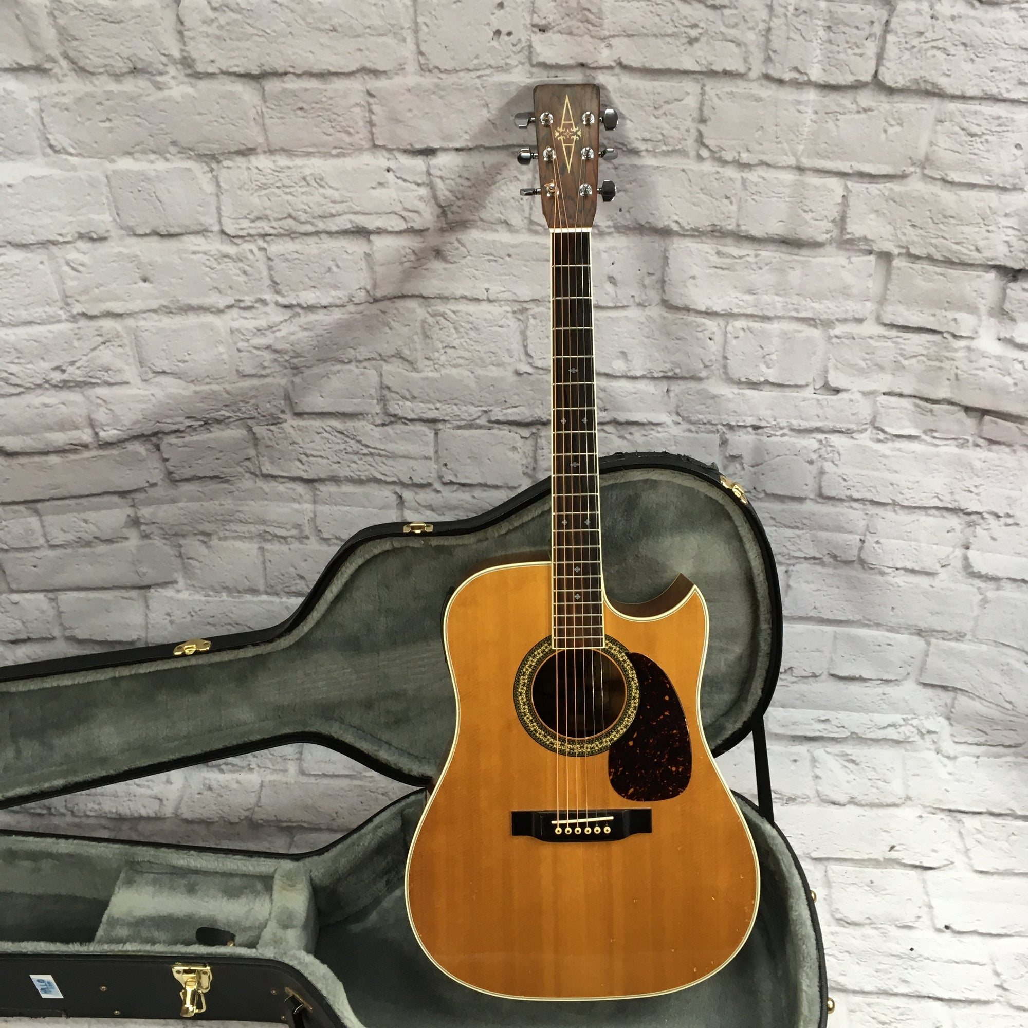 Alvarez 5064 Japanese Acoustic w/ case and electronics