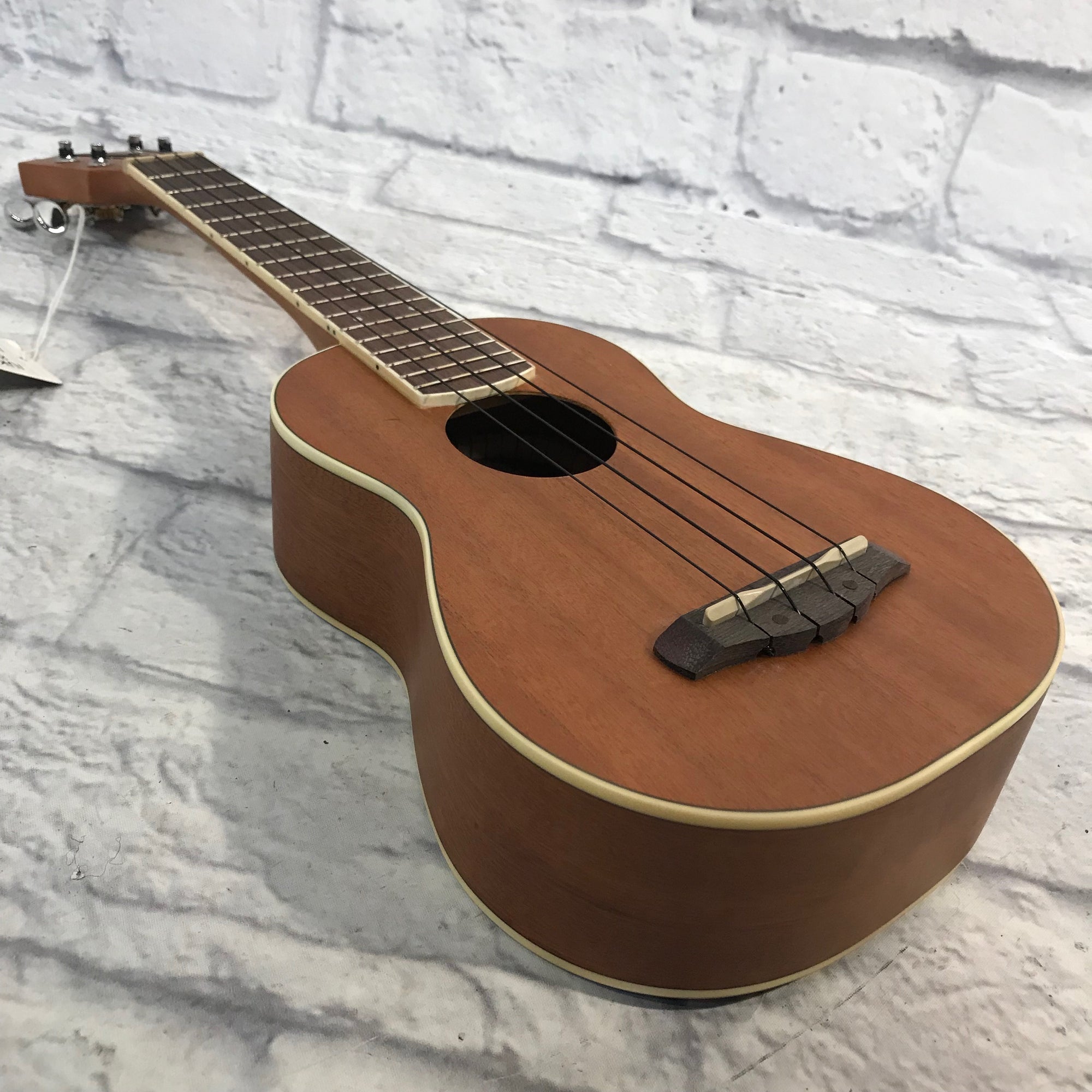 ** Ibanez UKC10 Concert Ukulele Natural