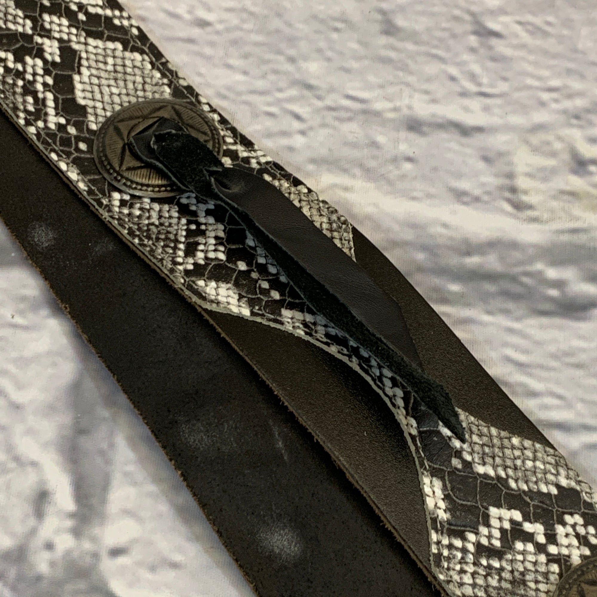 Unknown 2" Leather/Snake Print Guitar Strap