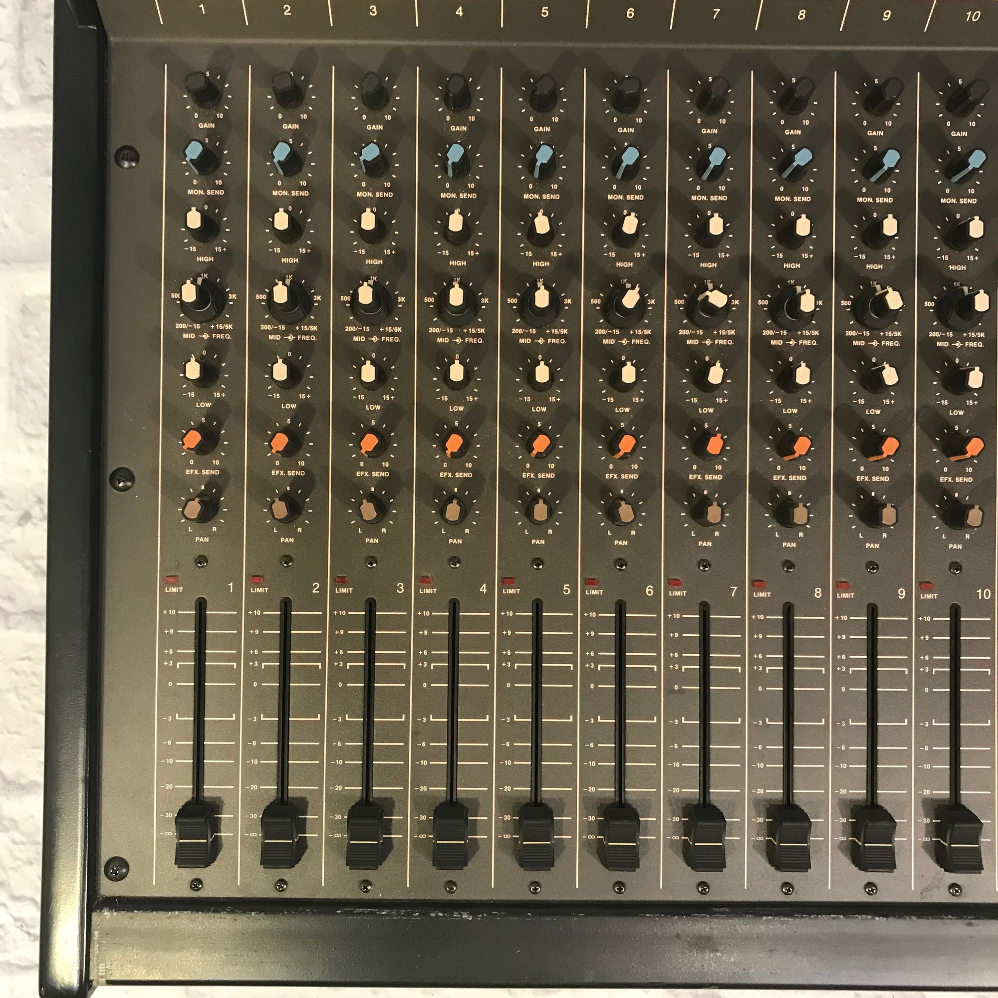 Peavey MDIIB Vintage Stereo 12x2 Mixer - Evolution Music