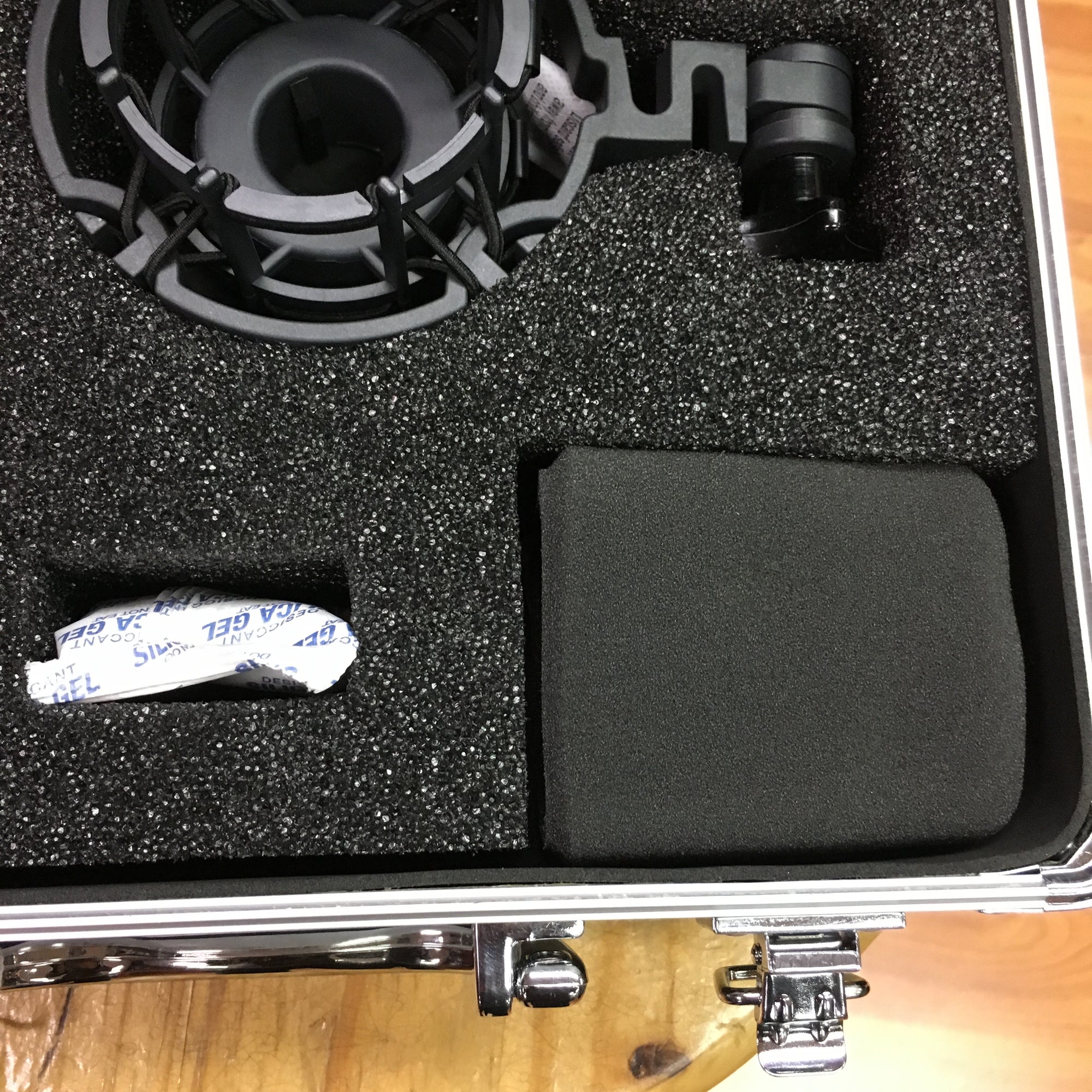 AKG C214 Microphone w. Case