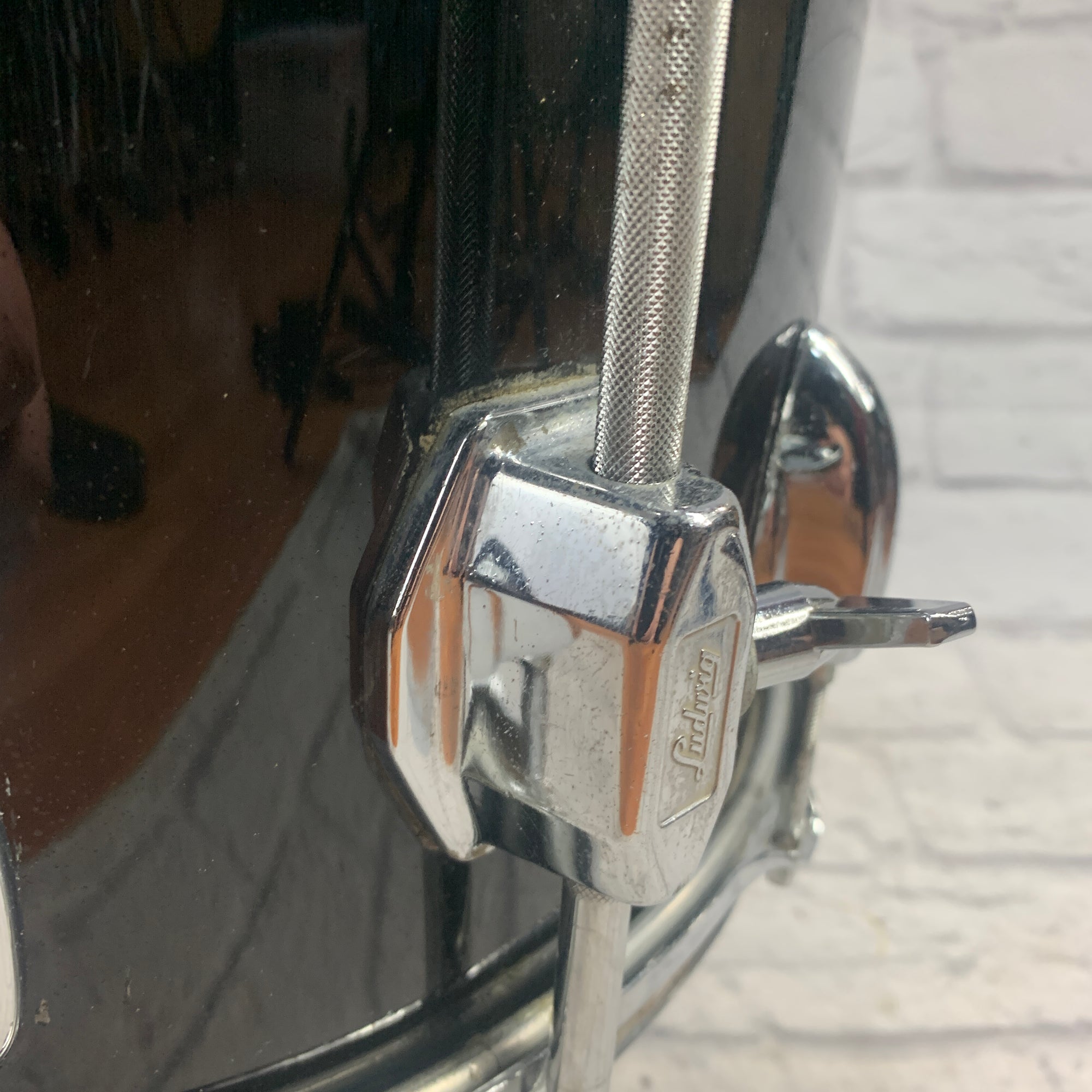Ludwig Rocker 16 Floor Tom B/W Badge Floor Tom