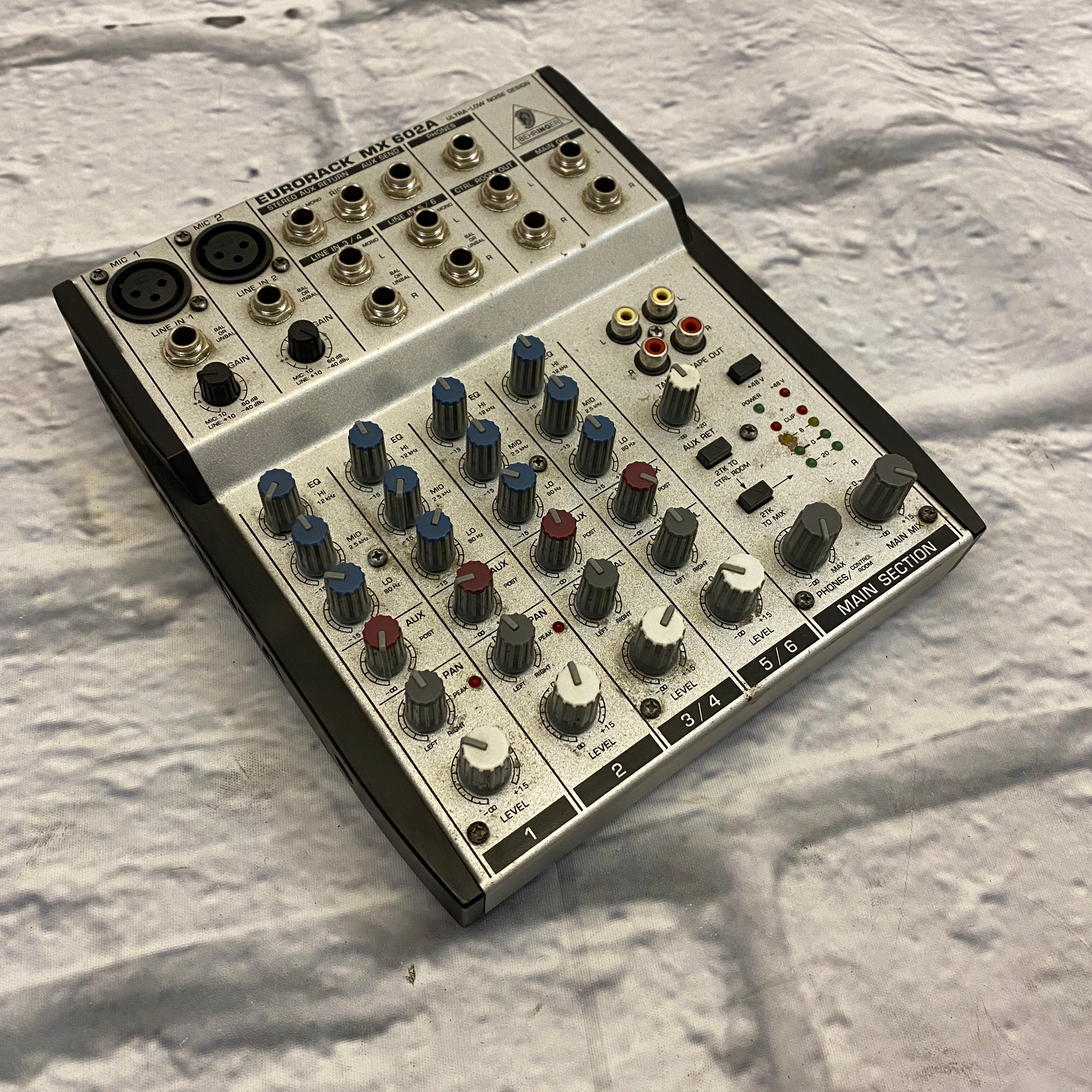 EUROPACK MX 602A アナログミキサー Eurorack MX602A - Behringer Eurorack MX602A - Audiofanzine