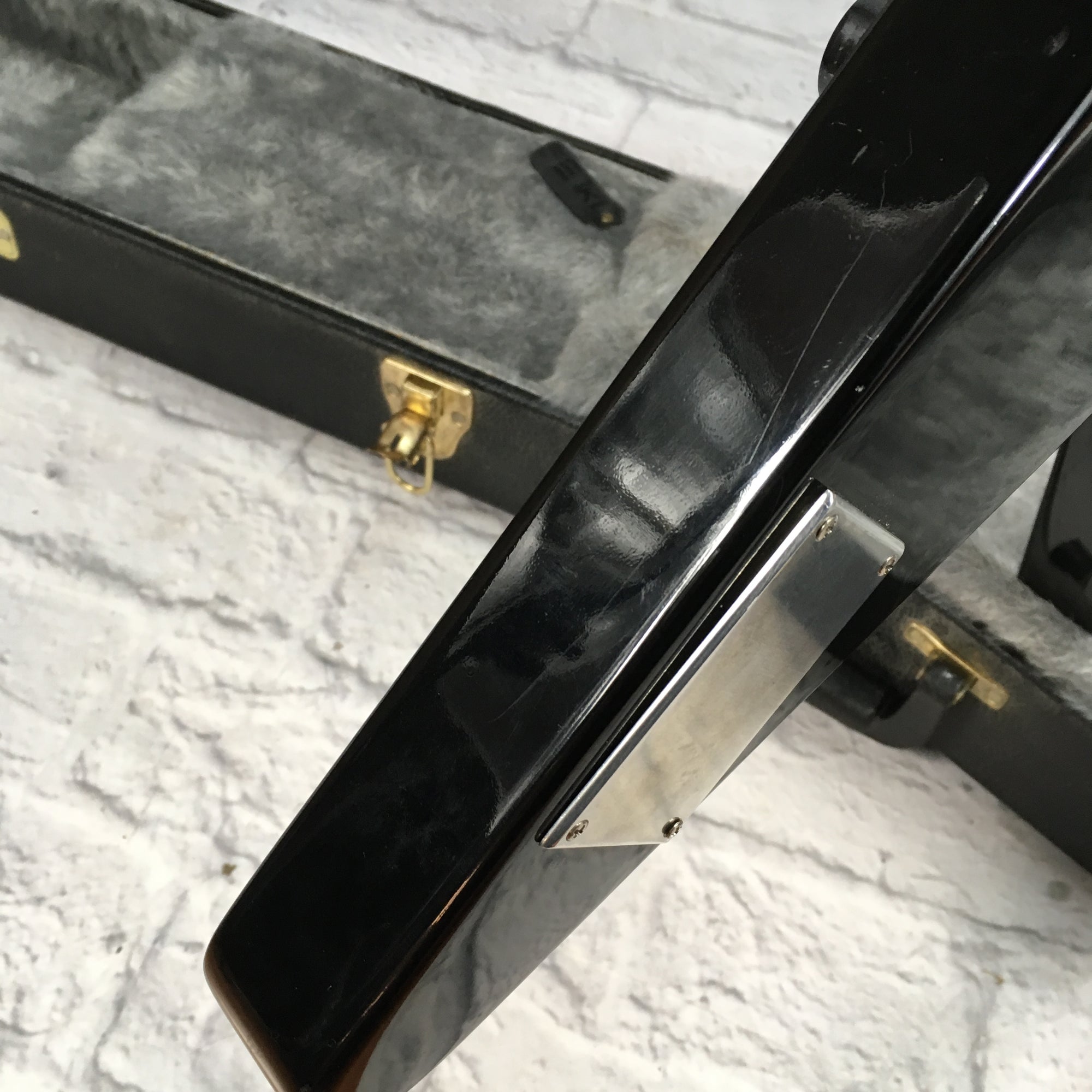 Gibson Flying V 1999 with TKL Hard Case
