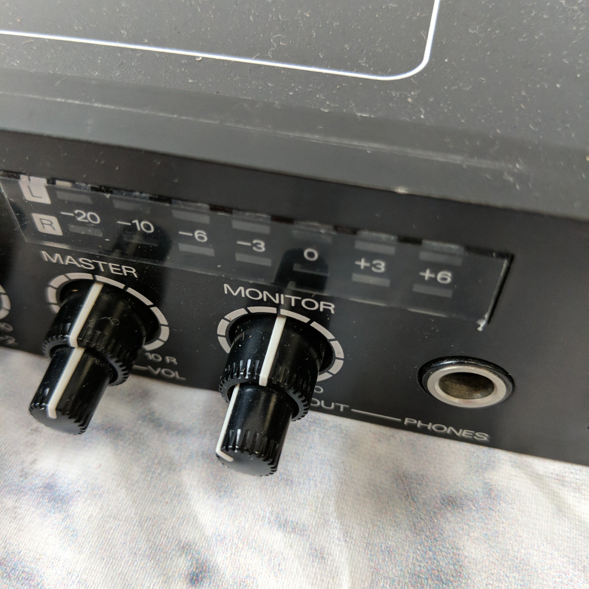 Roland M-120 12-Input Stereo Rack Keyboard Mixer