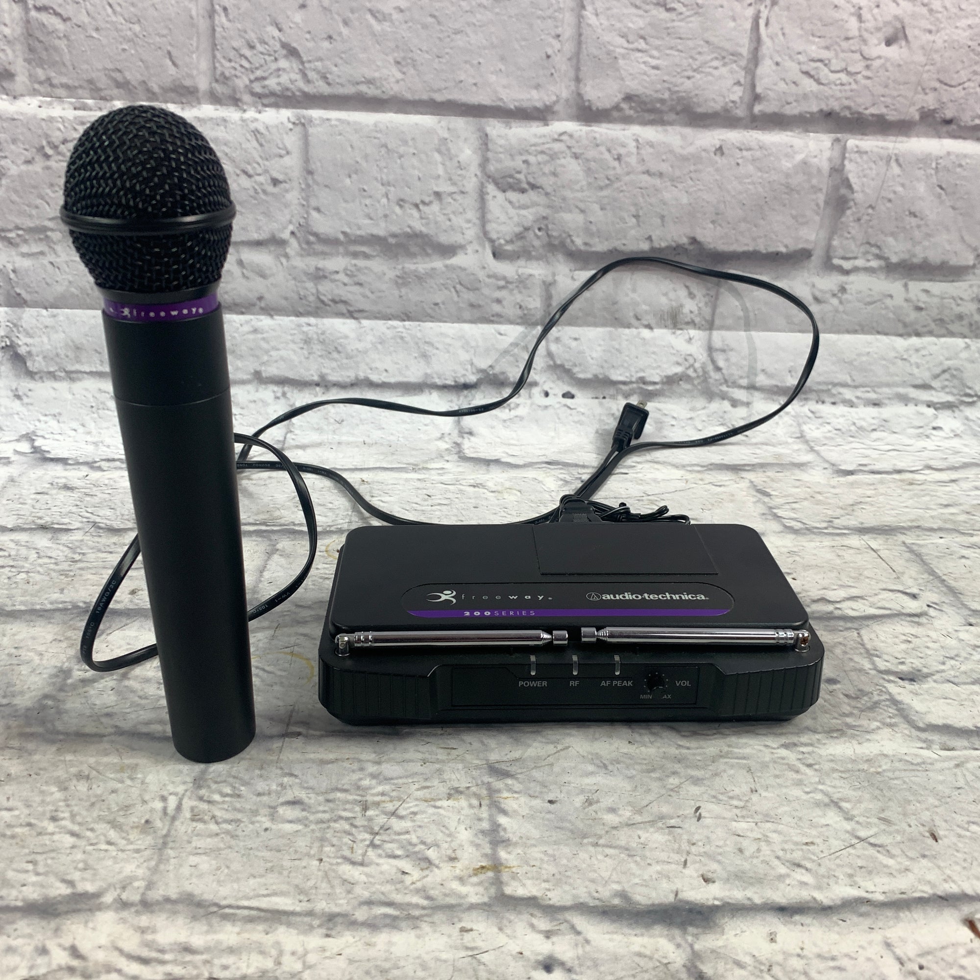 Audio Technica ATW-R200 Freeway Series Wireless Microphone Outfit ...