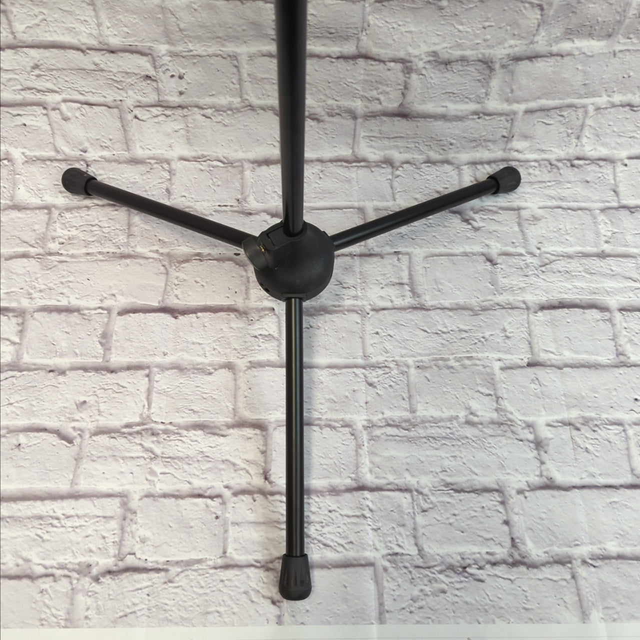 Peavey PV11 Dynamic Microphone, XLR Cable, Boom Microphone Stand Set