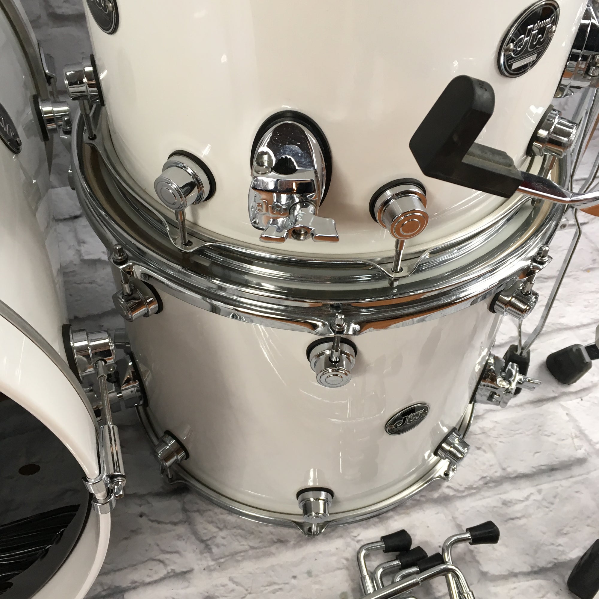 ** DW Performance Series 5 Piece Ice White w/ hardware